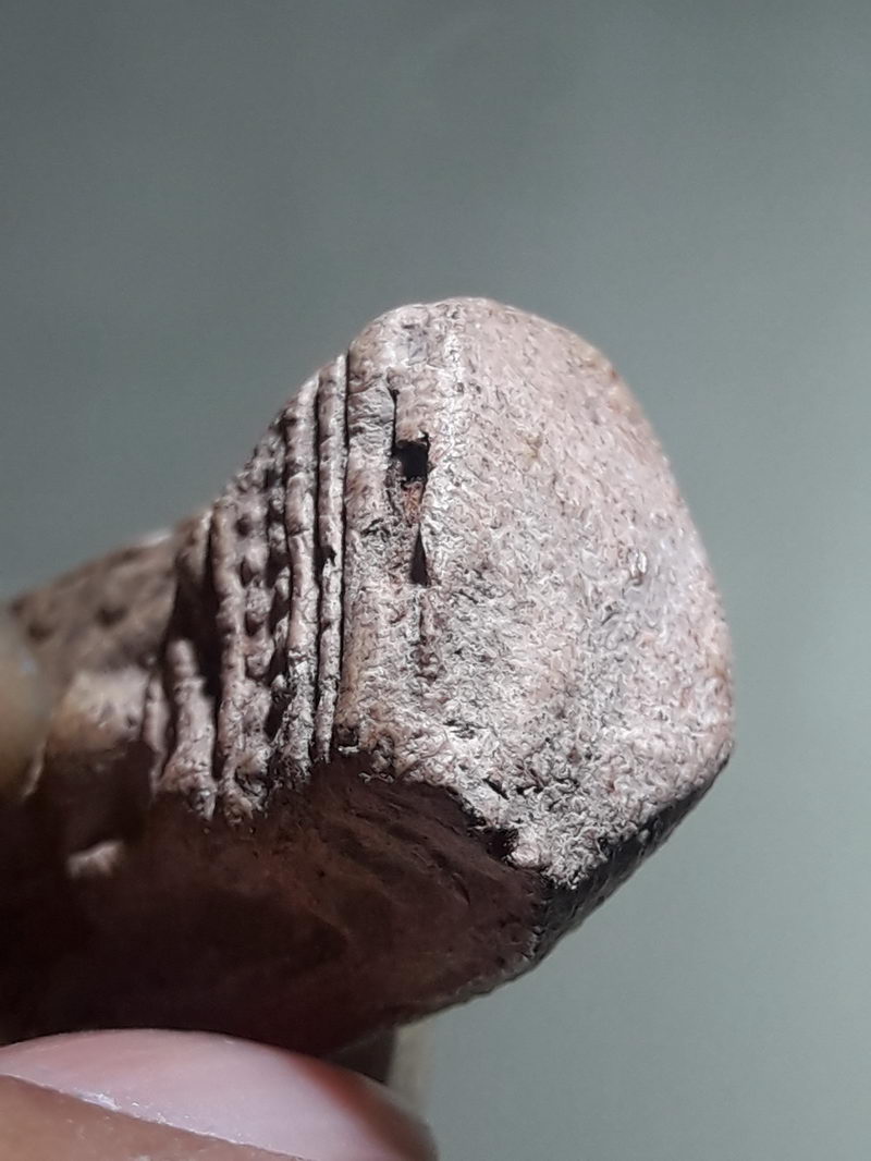 รหัสสินค้า พระเนื้อดิน ผง ว่าน 10545 พระคงลำพูน พระคงทรงพระบาง สภาพสวย ลายนิ้วมือติดชัดเจนครับ