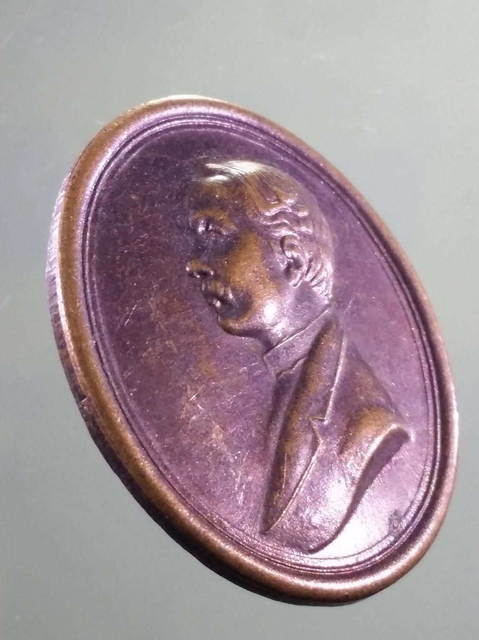 รหัสสินค้า พระมหากษัตริย์ และบุคคลสำคัญ 361 เหรียญรูปไข่ พระบรมสาทิสลักษณ์ รัชกาลที่ 5 หลังหลวงพ่อเด็ด วัดถ้ำผาจรุย จังหวัดเชียงราย รุ่นพิเศษ สร้างปี 2538 ขนาดเทียบกับเหรียญบาท