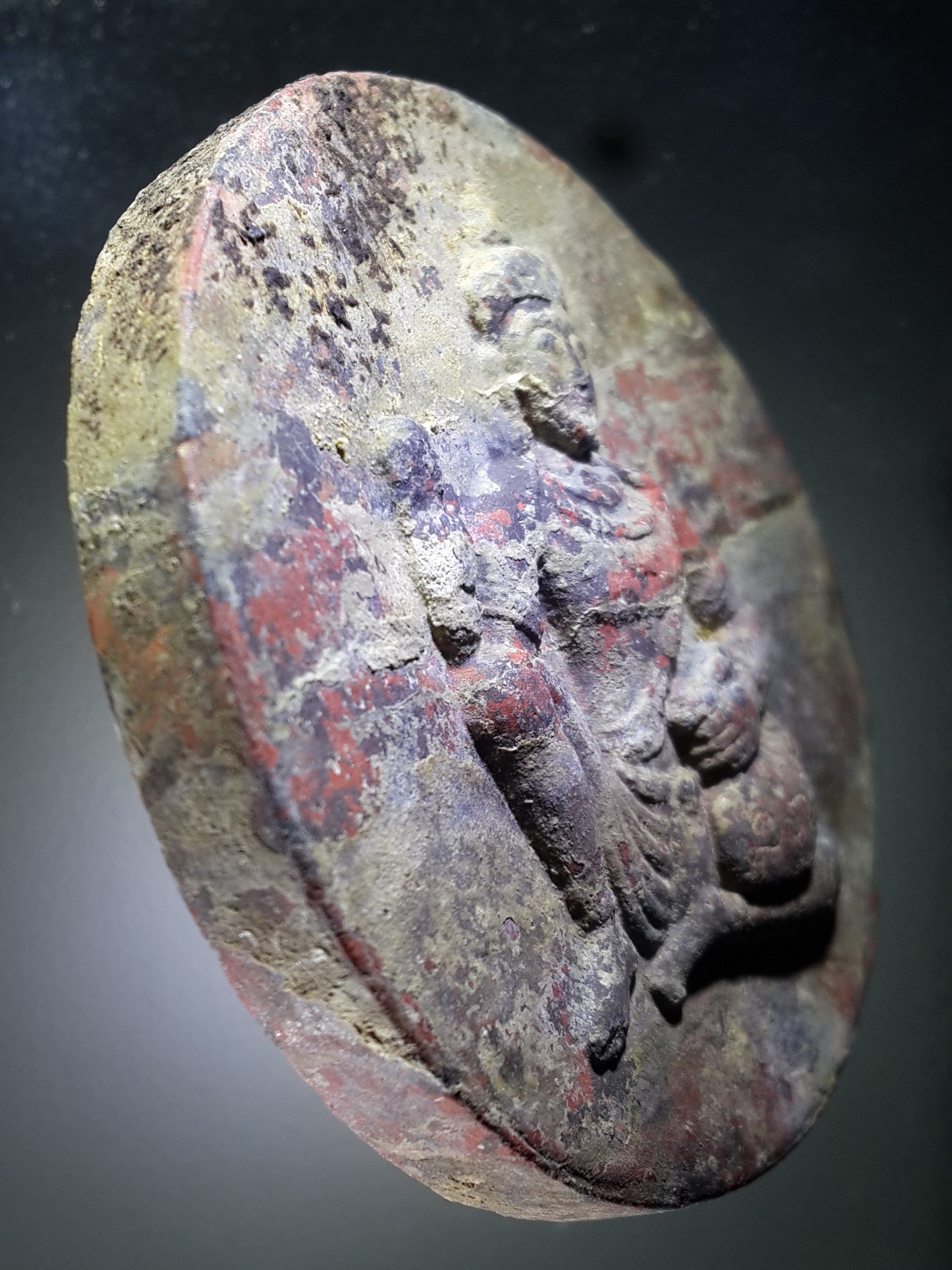 รหัสสินค้า หลวงปู่ทวด วัดต่างๆ 433 หลวงปู่ทวด เนื้อว่านก้นครก หลังท้าวกุเวร ถือถุงเงิน วัดห้วยมงคล จังหวัดประจวบคีรีขันธ์ พระสภาพถูกน้ำท่วมพิจารณาก่อนเช่าบูชานะครับ