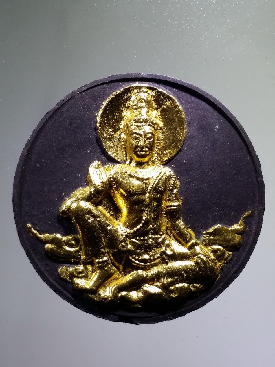 รหัสสินค้า จตุคามรามเทพ 852 พระเทวราชโพธิสัตว์จตุคามรามเทพ เนื้อว่านดำปัดทอง ฝังตะกรุดสามกษัตริย์ รุ่นมหาจักร+มหาเดช วัดนครสวรรค์ สร้างปี 2550