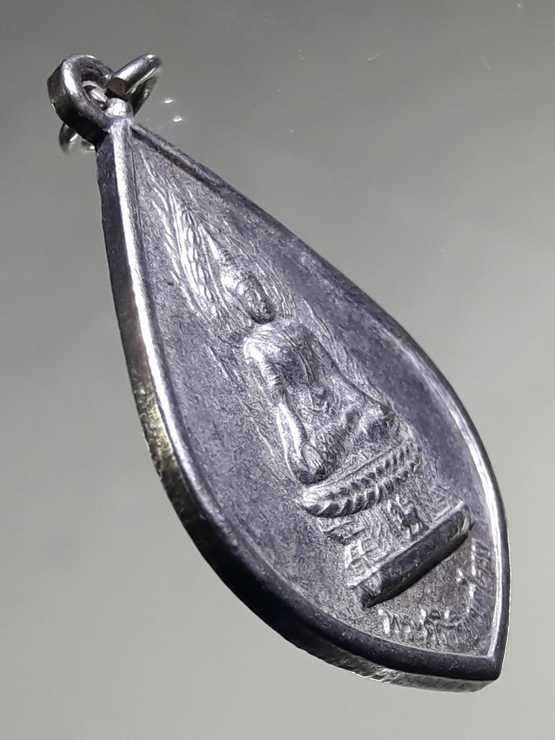 รหัสสินค้า เหรียญพระพุทธ 4322 เหรียญกะไหล่นิกเกิล หลังดอกบัว และกงล้อธรรมจักร พระศรีอริยเมตไตรย สร้างปี 2553