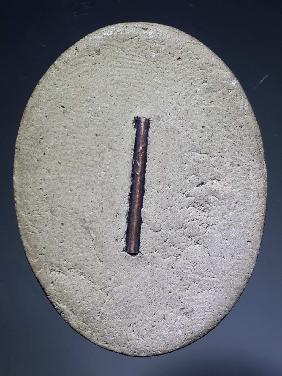 รหัสสินค้า พระไม่ทราบที่ 282 พระผงเบญจภาคี แห่งสายน้ำ เนื้อผงหลังเรียบฝังตะกรุด ไม่ทราบที่