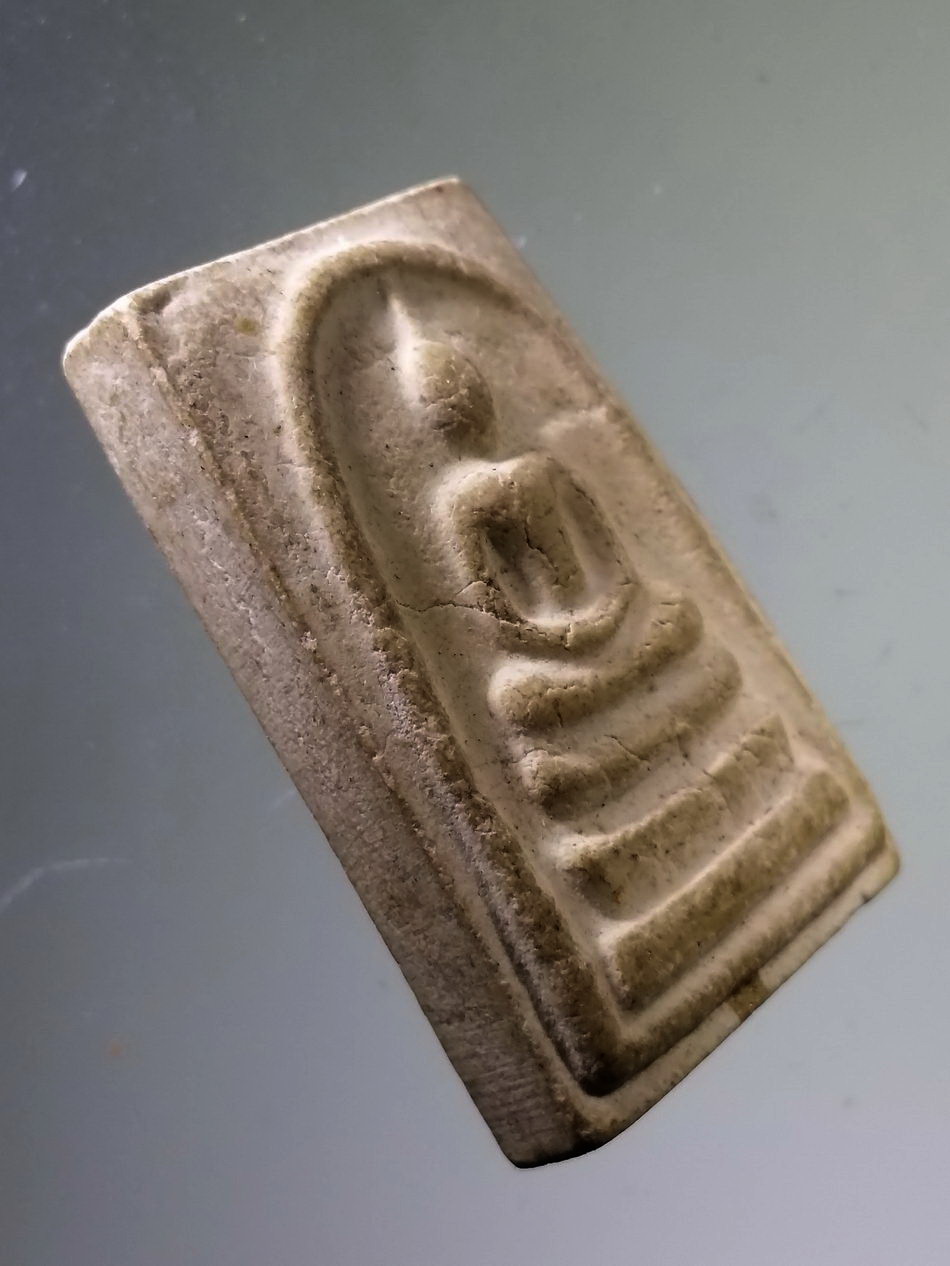 รหัสสินค้า พระสมเด็จ วัดต่างๆ 1085 พระสมเด็จ เนื้อผง หลังตัวอักษรจิ้ง ไม่ทราบที่ เจ้าของเดิมบอกว่าเป็นของ โคตรเซียน เกาจิ้ง ซึ่งผมเองก็ไม่อยากจะเชื่อ เอาวะ มันว่า จิ้ง ก็ จิ้ง