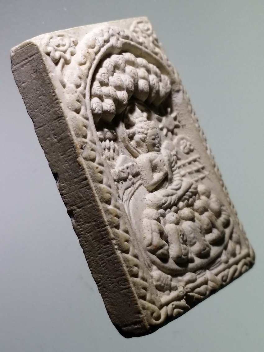 รหัสสินค้า อยุธยา 006 พระพุทธปางปฐมเทศนาเนื้อผง วัดมณฑลประสิทธิ์ จังหวัดอยุธยา รุ่นลอยฟ้า หลวงพ่อคูณ วัดบ้านไร่ ปลุกเสก สร้างปี 2542 พระรายการนี้คุณธิติจองเเล้ว