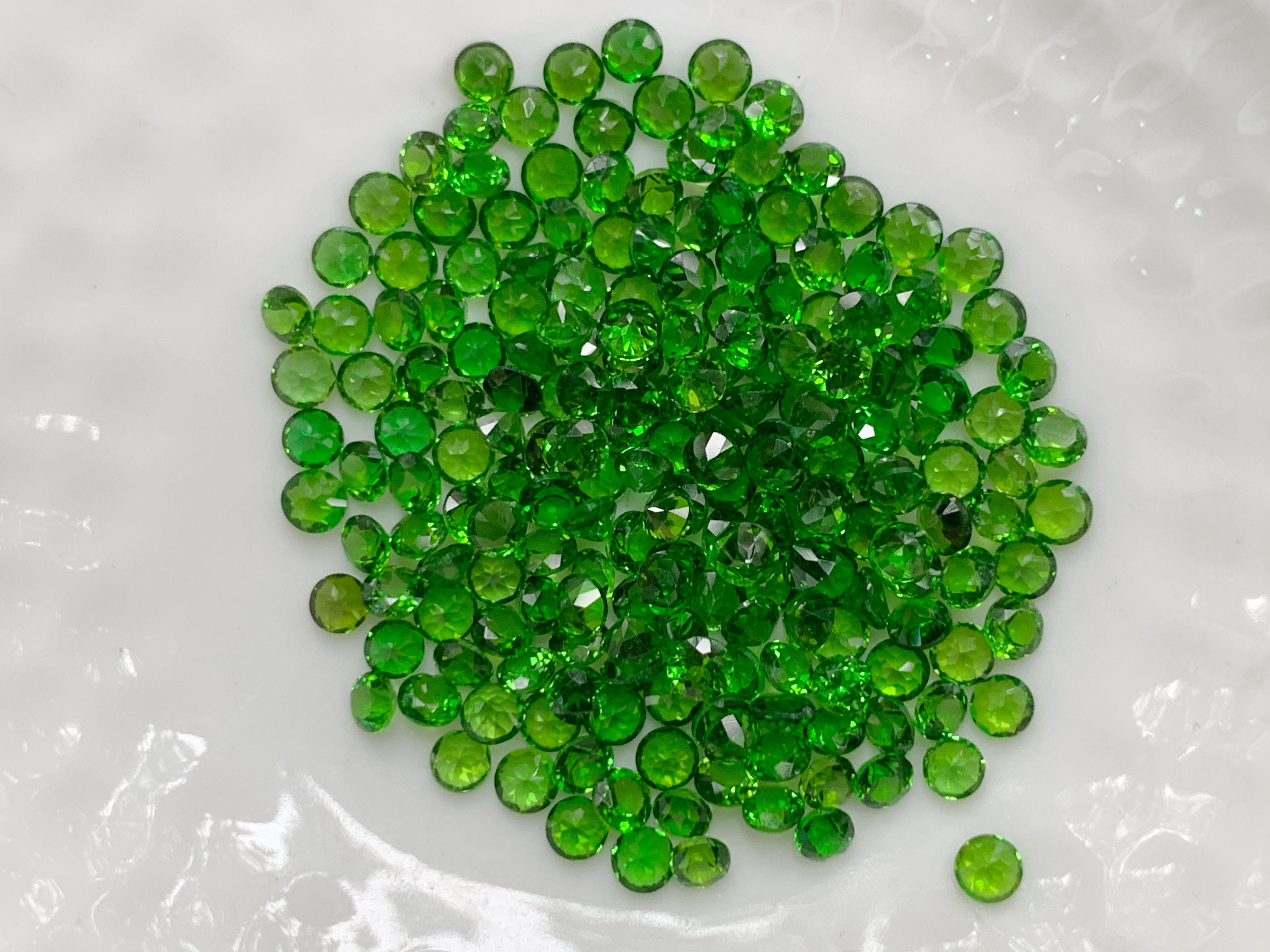 โครมไดออฟไซด์กลม 2.5 มม. 1 กะรัต