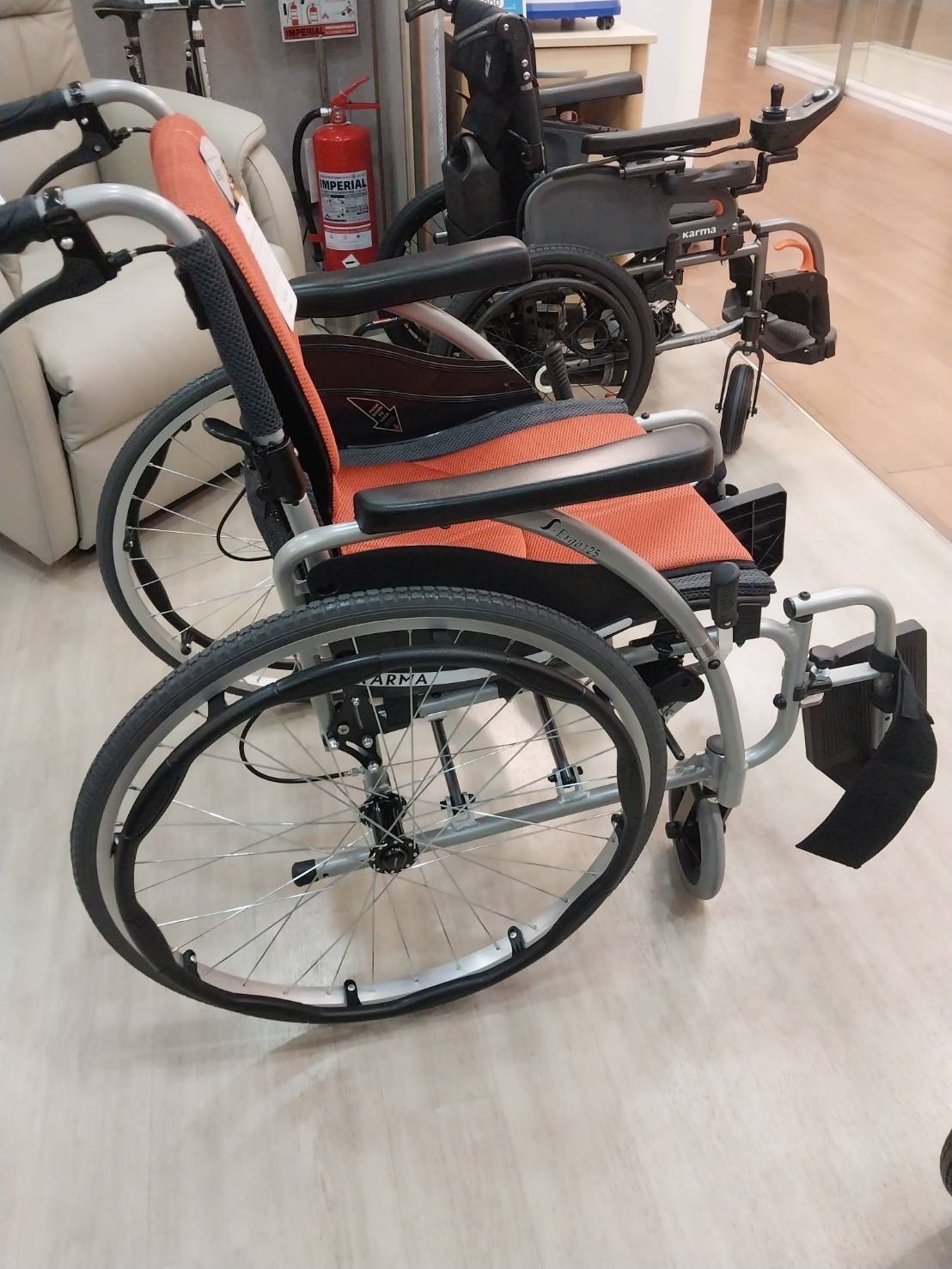 รถเข็นอลูมินัมอัลลอยด์คาร์ม่า รุ่น S-Ergo 125 (WheelChair KARMA S-Ergo 125) ถอดชิ้นส่วนได้ เปิดที่พักแขนขึ้นได้ สะดวกต่อการเคลื่อนย้ายผู้ใช้งาน นั่งสบาย รองรับน้ำหนักสูงสุด 115 กิโลกรัม ของแท้ รับประกันศูนย์ไทย 5 ปี