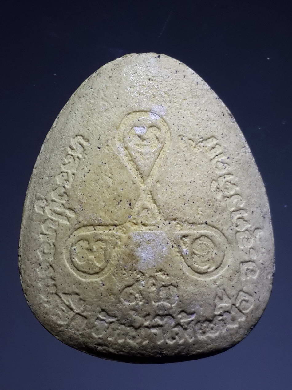 รหัสสินค้า พระปิดตา ทั่วไป 161 พระปิดตาเนื้อผงโรยแร่รัตนชาติ หลวงปู่ทองเหลือ วัดท่าไม้เหนือ จังหวัดอุตรดิตถ์ ที่ระลึกอายุครบ 92 ปี