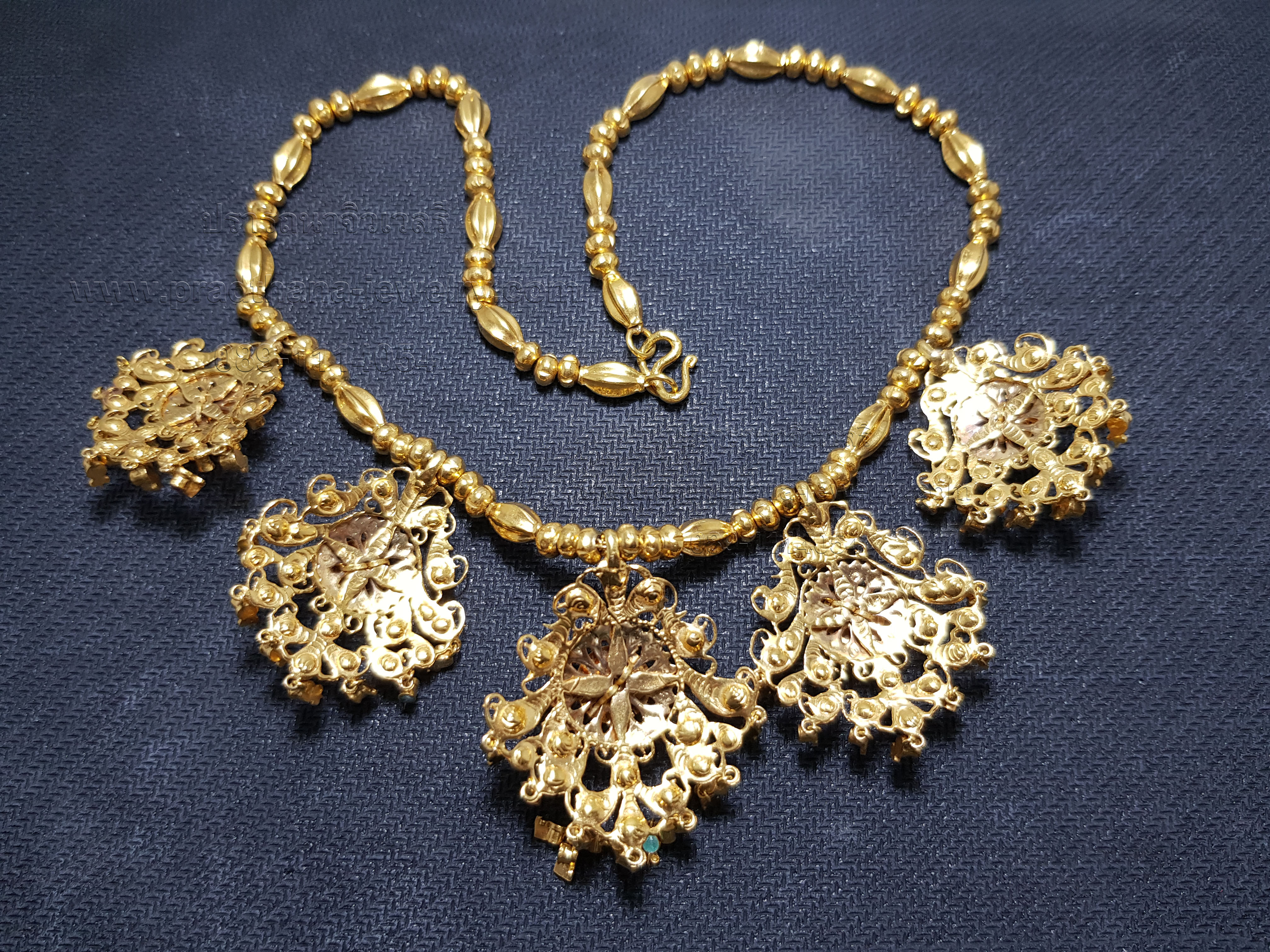 สร้อยคออุบะห้าช่อสามสี