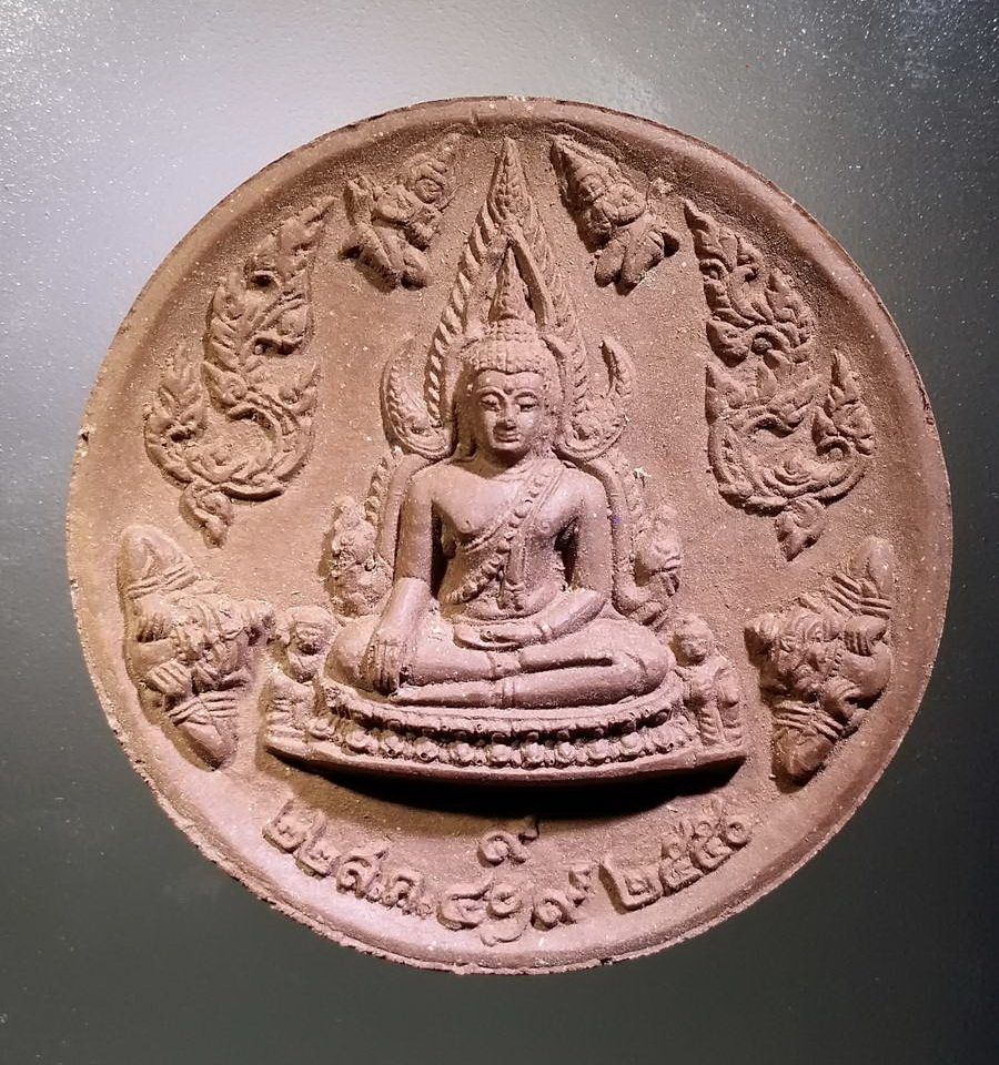 รหัสสินค้า พระมีกล่อง 424 พระพุทธชินราชเนื้อผงว่านสีน้ำตาล รุ่นพิเศษมหาเศรษฐี หลังพระมหาเจดีย์พระบรมสารีริกธาตุ วัดเสนาสน์ อำเภอวัดโบสถ์ จังหวัดพิษณุโลก