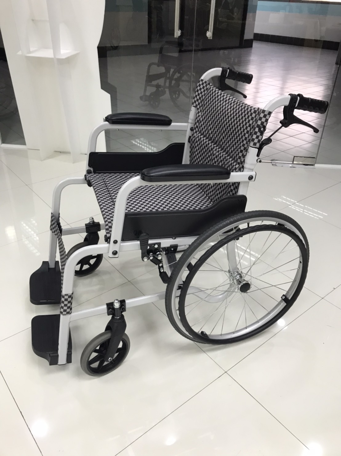 รถเข็นอลูมินัมอัลลอยด์โซม่า รุ่น SOMA 105 (SM-150.5 F22) สีดำ (WheelChair SOMA 150.5 F22 Black) น้ำหนักเบา พกพาสะดวก ของแท้ รับประกันศูนย์ไทย 1 ปี