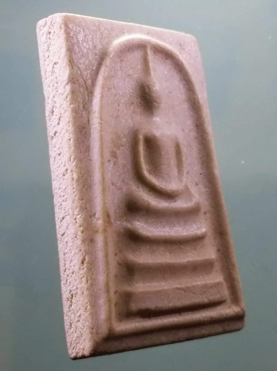 รหัสสินค้า พระเนื้อดิน เนื้อผง เนื้อว่าน 421 พระสมเด็จเนื้อผง หลวงพ่อเซ็ง ถิรจิตโต วัดไตรตรึงษาราม ปากดง เสาร์ 5 รุ่น 1 ขนาดเทียบกับเหรียญบาท สภาพสวยมากๆครับ