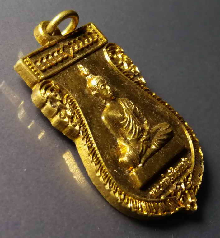 รหัสสินค้า เหรียญพระพุทธ 194 เหรียญเสมาเนื้อทองฝาบาตร หลังหนุมาน หลวงพ่อเชียงแสน วัดสามัคคีธรรม อำเภอบางระจัน จังหวัดสิงห์บุรี สร้างปี 2557 ที่ระลึกในงานปิดทองฝังลูกนิมิต