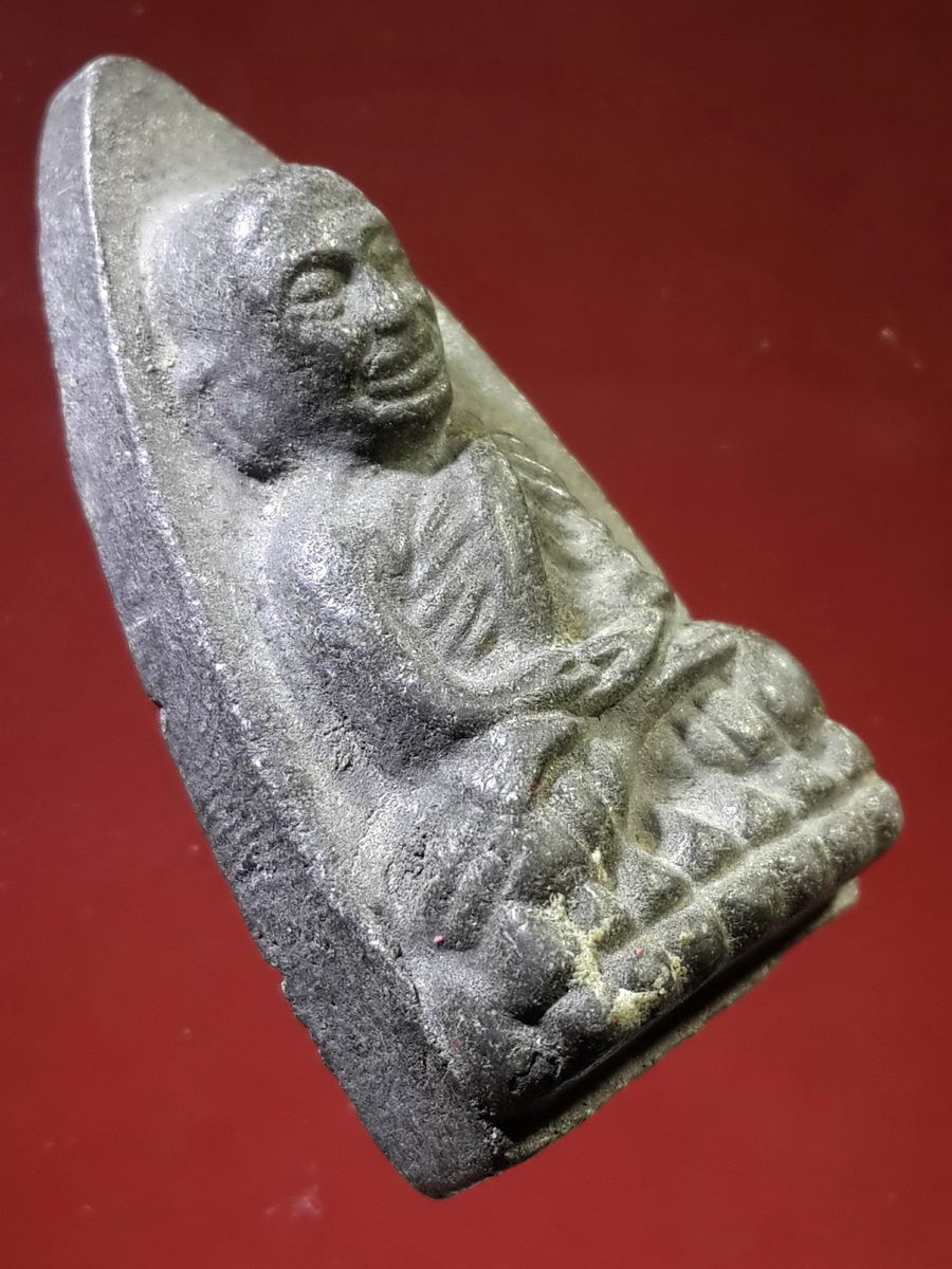 รหัสสินค้า หลวงปู่ทวด วัดต่างๆ 143 หลวงปู่ทวด วัดช้างให้ จ.ปัตตานี ไม่ทราบปีที่สร้าง เนื้อผงใบลาน พิมพ์ตัวหนังสือจม