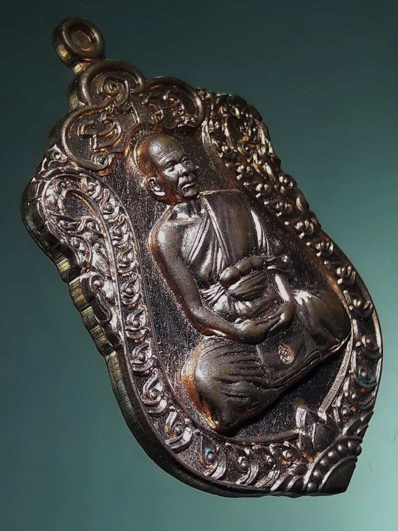 รหัสสินค้า เหรียญคณาจารย์ 7487 เหรียญเสมาใหญ่ เนื้อทองแดงผิวไฟ รุ่นแรก พระครูประดิษฐ์ศาสนการ หลวงพ่อนงค์ วัดทุ่งตาอิน จังหวัดจันทบุรี สร้างปี 2558 ที่ระลึกพิธีเปิดเขาคิชฌกูฏ ตอกโค๊ต ด้านหน้า และด้านหลัง หมายเลข 7135