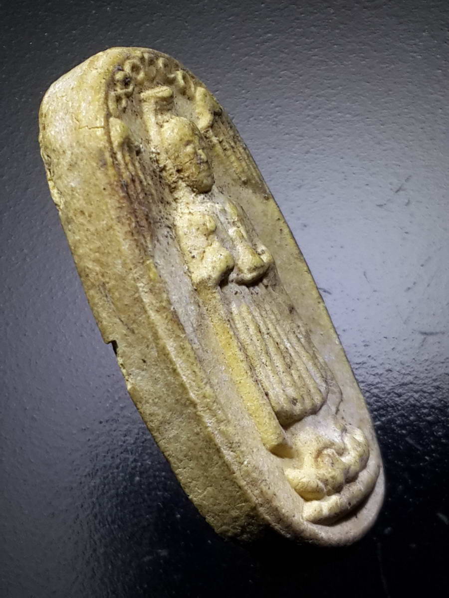 รหัสสินค้า พระไม่ทราบที่ 446 เจ้าแม่กวนอิมเนื้อผง หลังยันต์นะ ไม่ทราบที่