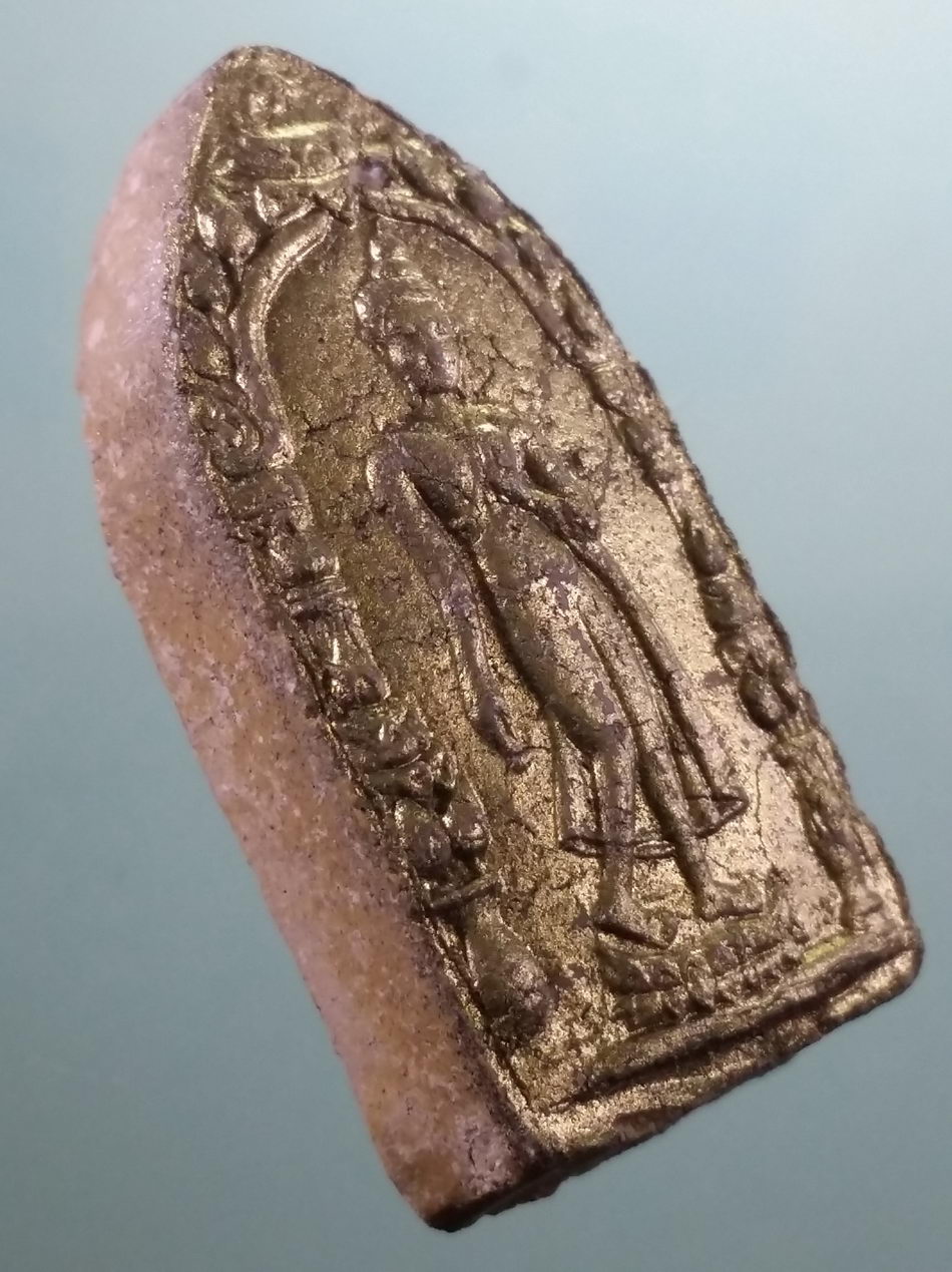 รหัสสินค้า พระมีกล่อง 4033 พระลีลากำแพงนิ้ว เนื้อผงปิดทอง ที่ระลึกงานทอดผ้าป่าสามัคคี 50,000 กอง วัดไชยสถาน พระพุทธเจดีย์ 9 ยอด อำเภอสารภี จังหวัดเชียงใหม่ 24 มีนาคม 2556 พระสวยกล่องเดิม