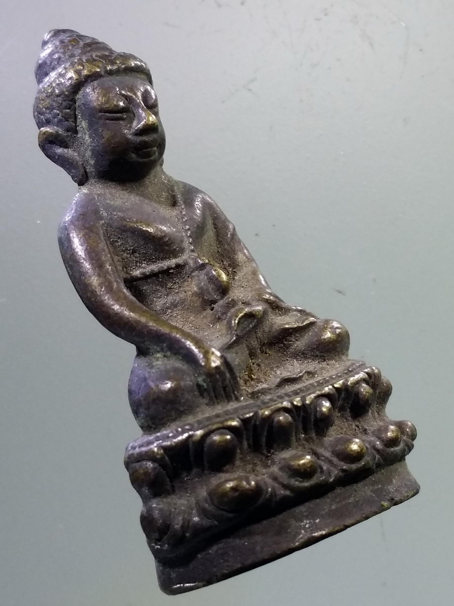 Antig FB 10539 พระกริ่ง หลังยันต์พุฒซ้อน ไม่ทราบที่ ยันต์คล้ายของหลวงพ่อแพ วัดพิกุลทอง จังหวัดสิงห์บุรี ผมหาข้อมูลทางอินเตอร์เน็ตไม่เจอครับ กริ่งเขย่าดังกังวาน