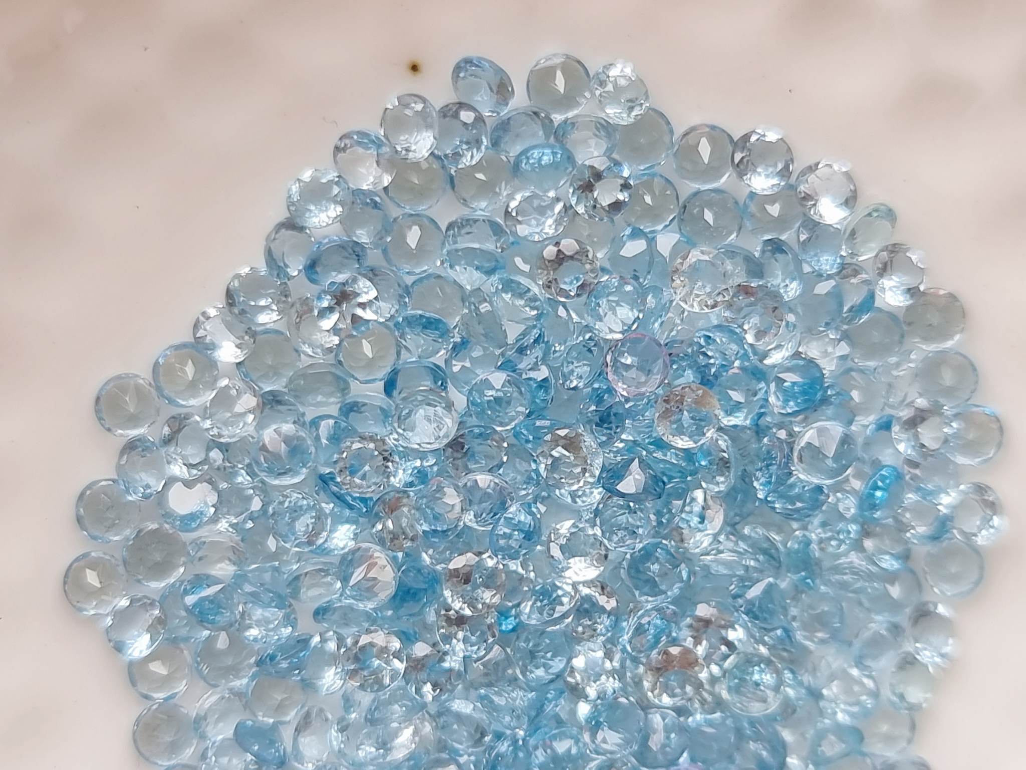 พลอยอความารีนกลมเจียรเหลี่ยม 2.5 mm. 1 กะรัต