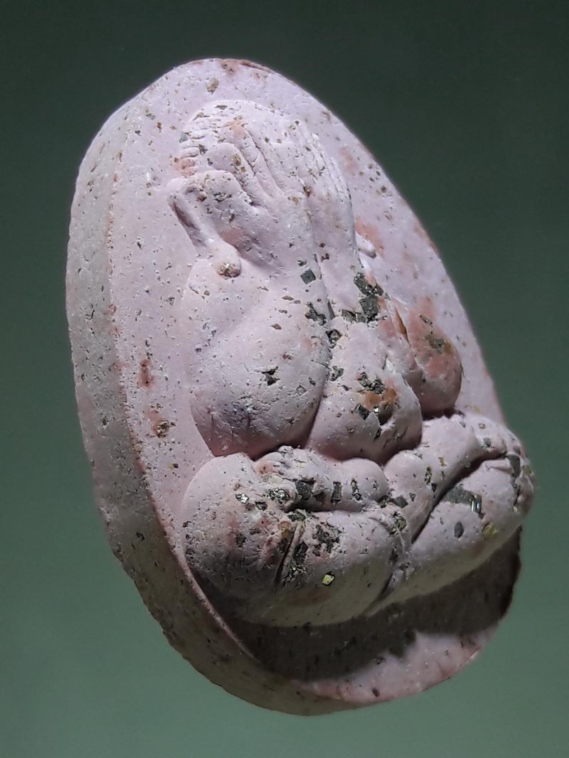 รหัสสินค้า พระมีกล่อง 305 พระปิดตาจัมโบ้ 2 เนื้อผงสีชมพู ฝังเพชรหน้าทั่ง รุ่นมหาเศรษฐี 100 ปี หลวงพ่อพัฒน์ ปุญญกาโม วัดห้วยด้วน ตำบลธารทหาร อำเภอหนองบัว จังหวัดนครสวรรค์ สร้างปี 2564 หมายเลข 247