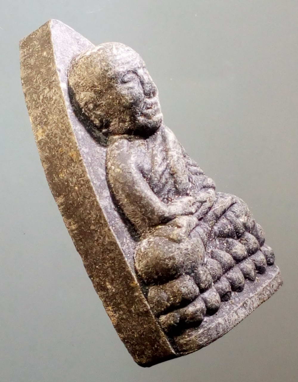 รหัสสินค้า หลวงปู่ทวด วัดต่างๆ 201 หลวงปู่ทวด รุ่นเจาะตำนานรุ่นแรก พิมพ์เตารีด เนื้อผงใบลาน หลังตัวหนังสือนูน