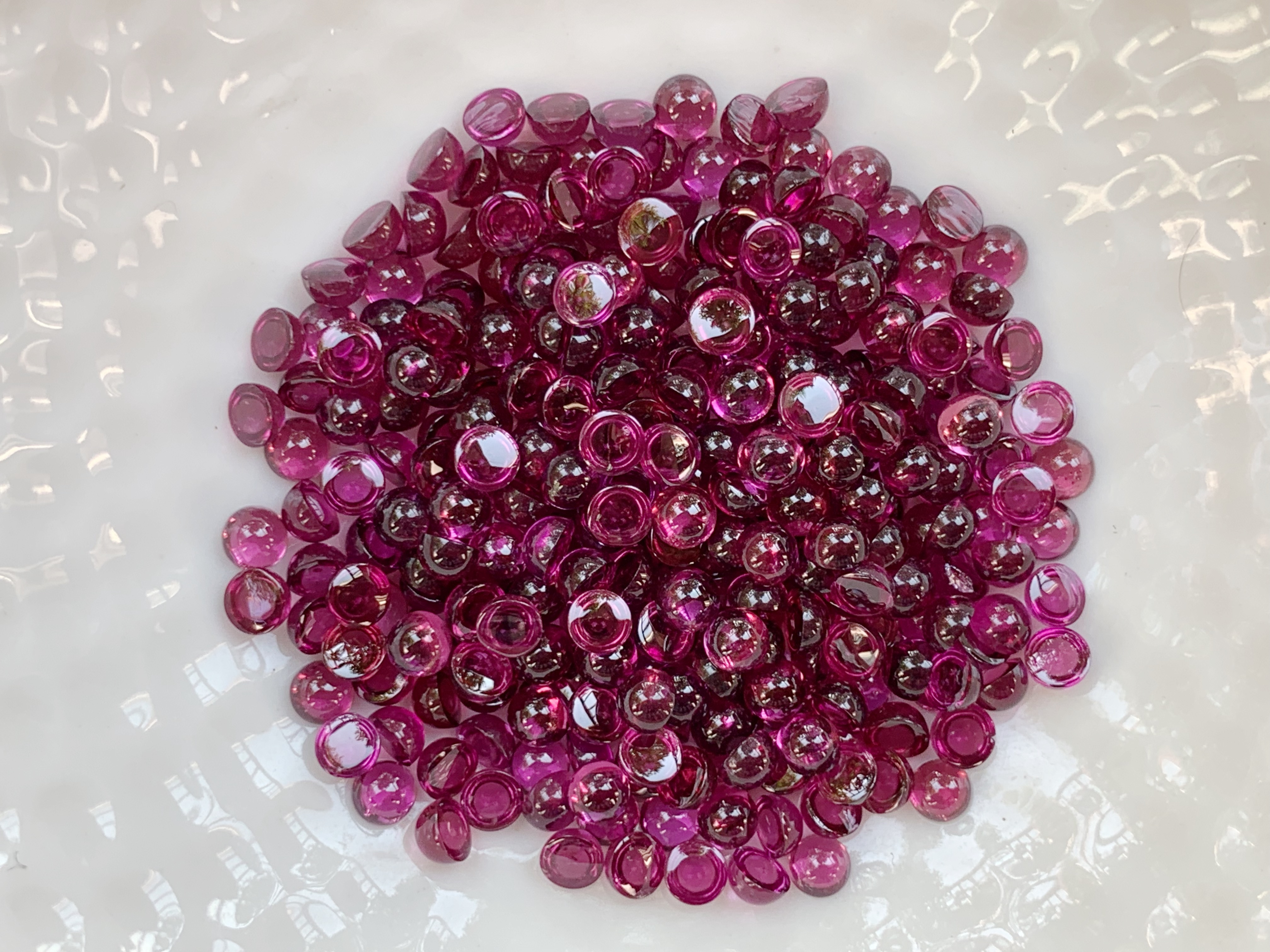 โรโดไลท์กลมหลังเบี้ย 3.0 มม. 10 กะรัต