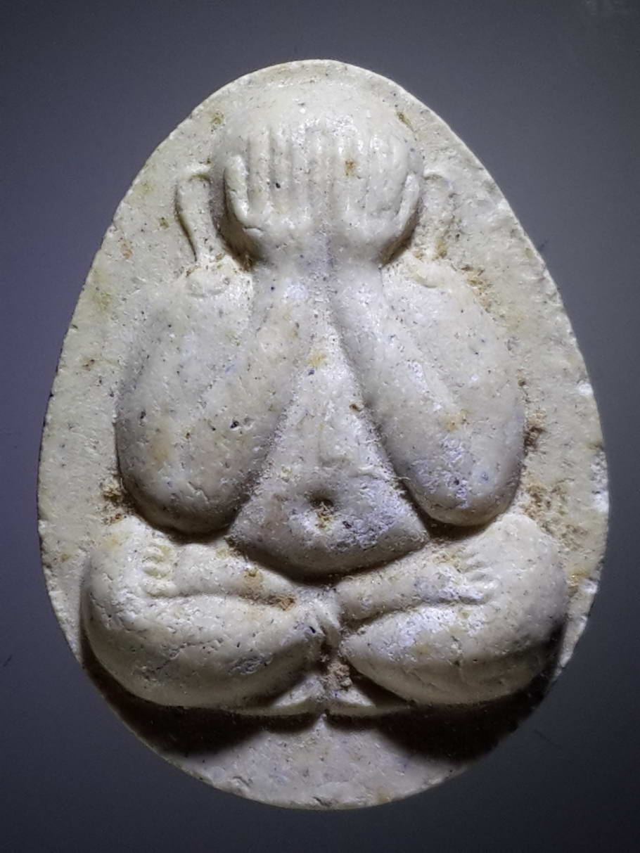 รหัสสินค้า พระปิดตา ทั่วไป 197 พระปิดตาเนื้อผง หลังยันต์ พุทธะจุติ และพุทธะสังมิ หัวใจไตรสรณคมน์ ไม่ทราบที่