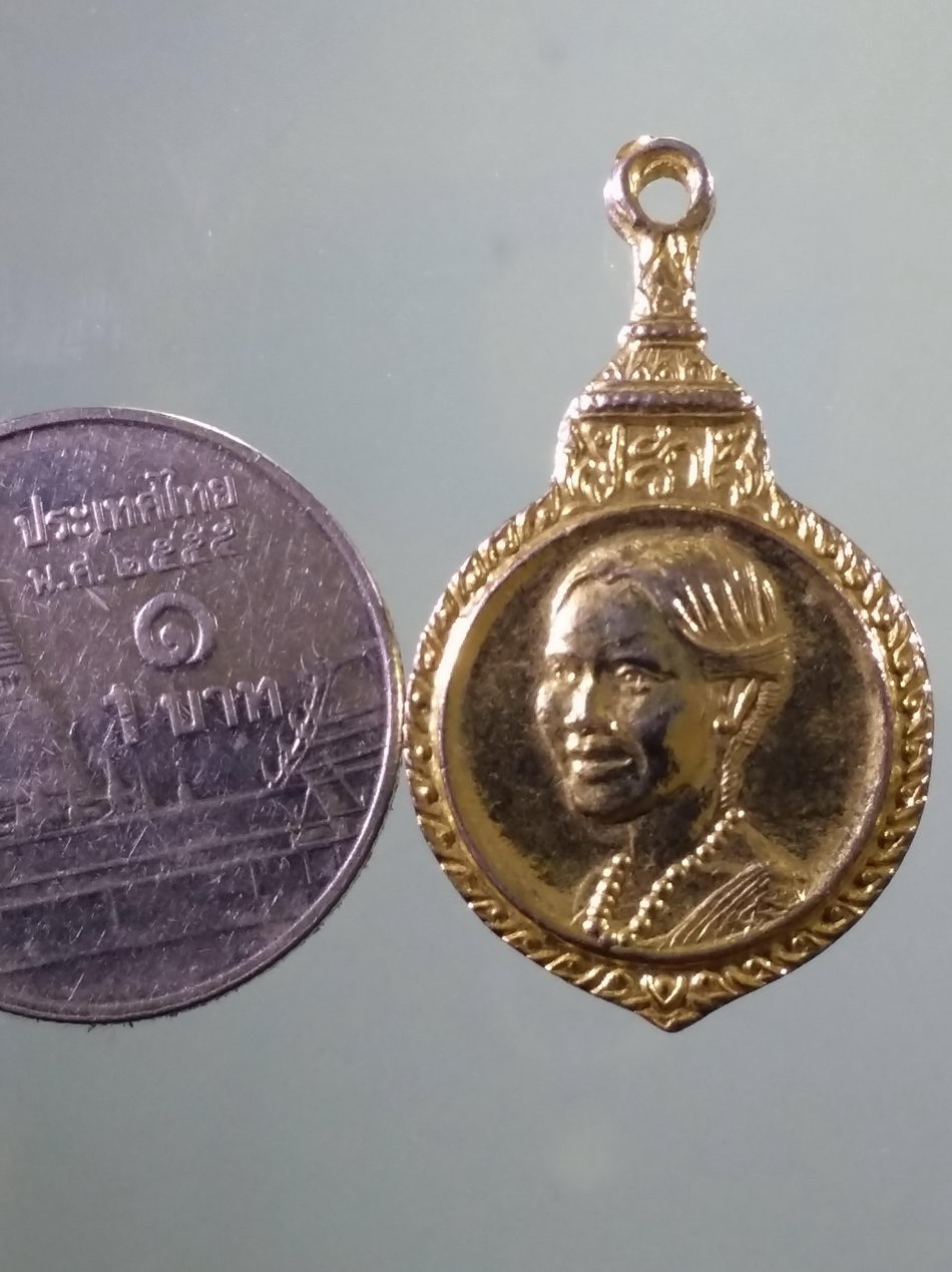 รหัสสินค้า พระมหากษัตริย์ และบุคคลสำคัญ 372 เหรียญกะไหล่ทอง พระบาทสมเด็จพระนางเจ้าพระบรมราชินีนาถ ที่ระลึกเสด็จถวายผ้าพระกฐิน วัดศีลขันธาราม จังหวัดอ่างทอง จัดสร้างปี 2522 สวยมากๆครับเหรียญนี้