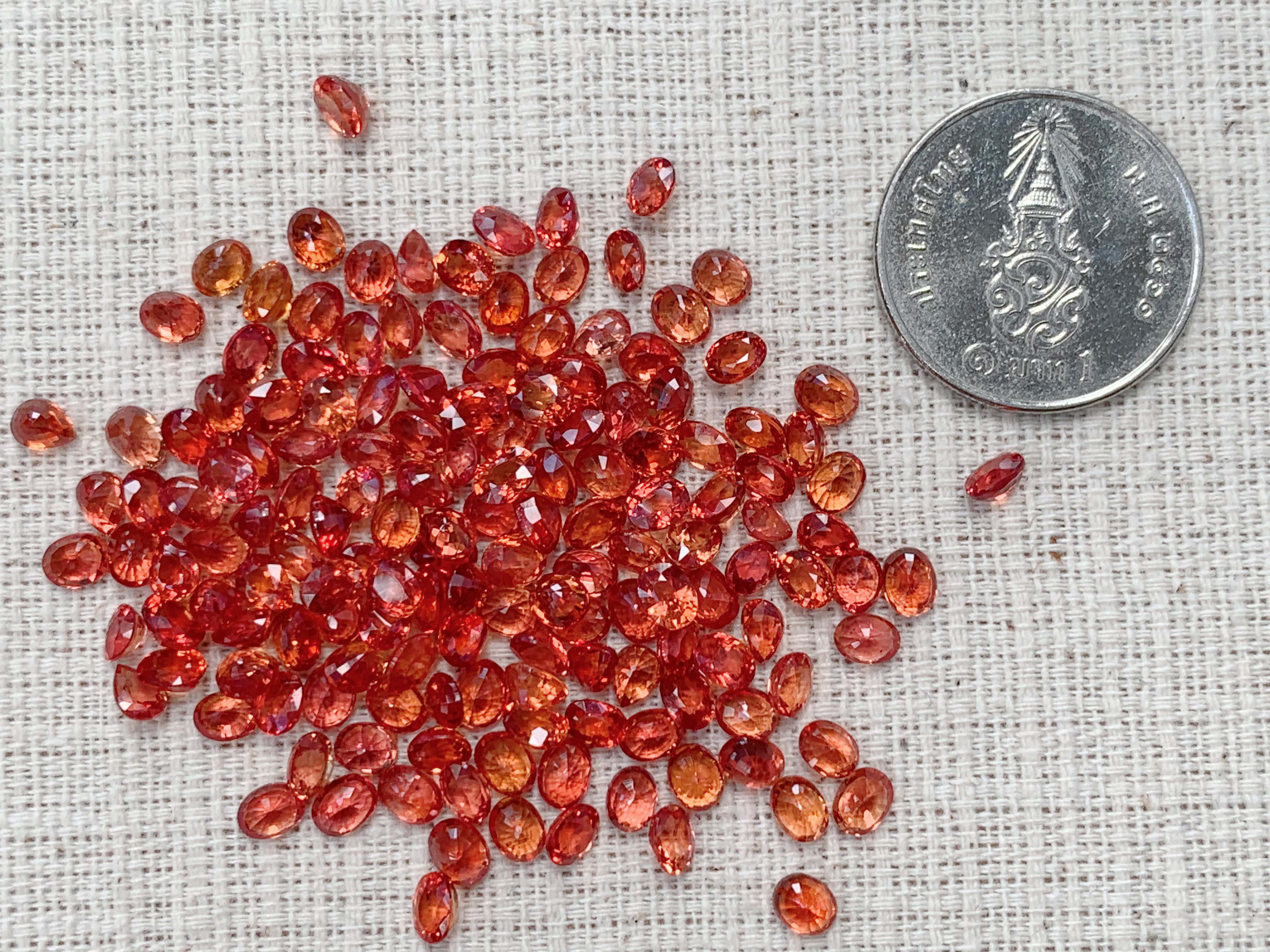 บุษราคัมส้มไข่ 4x3 mm. 1 กะรัต