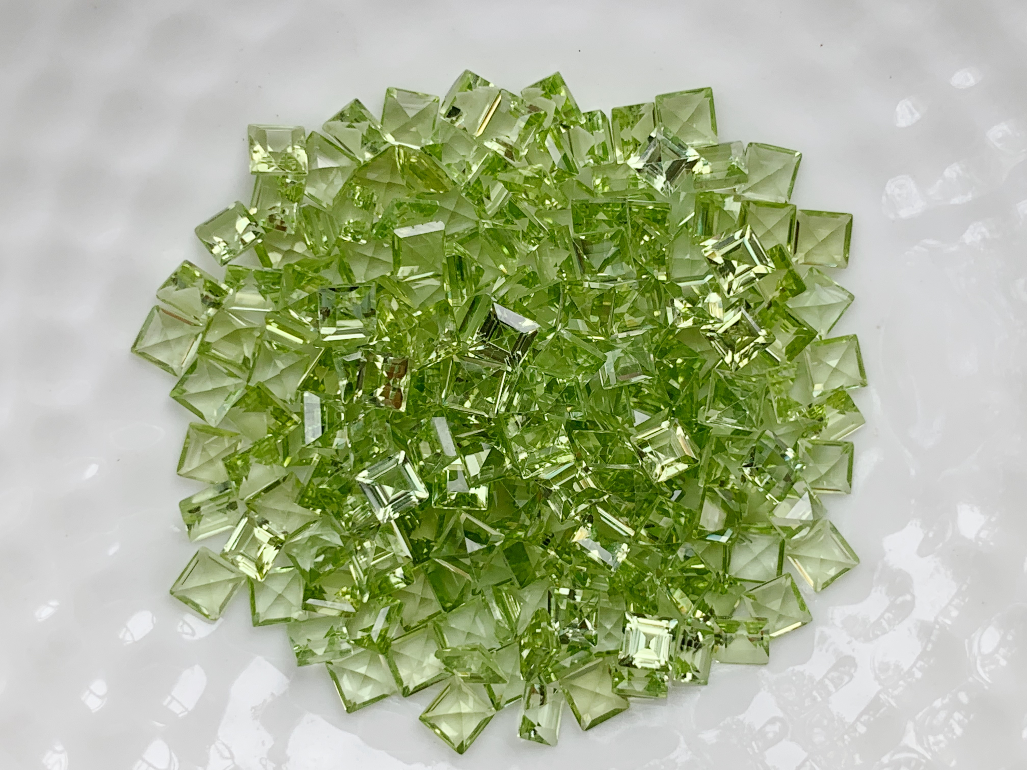 เพอริดอทสี่เหลี่ยม 3 มม. 5 กะรัต