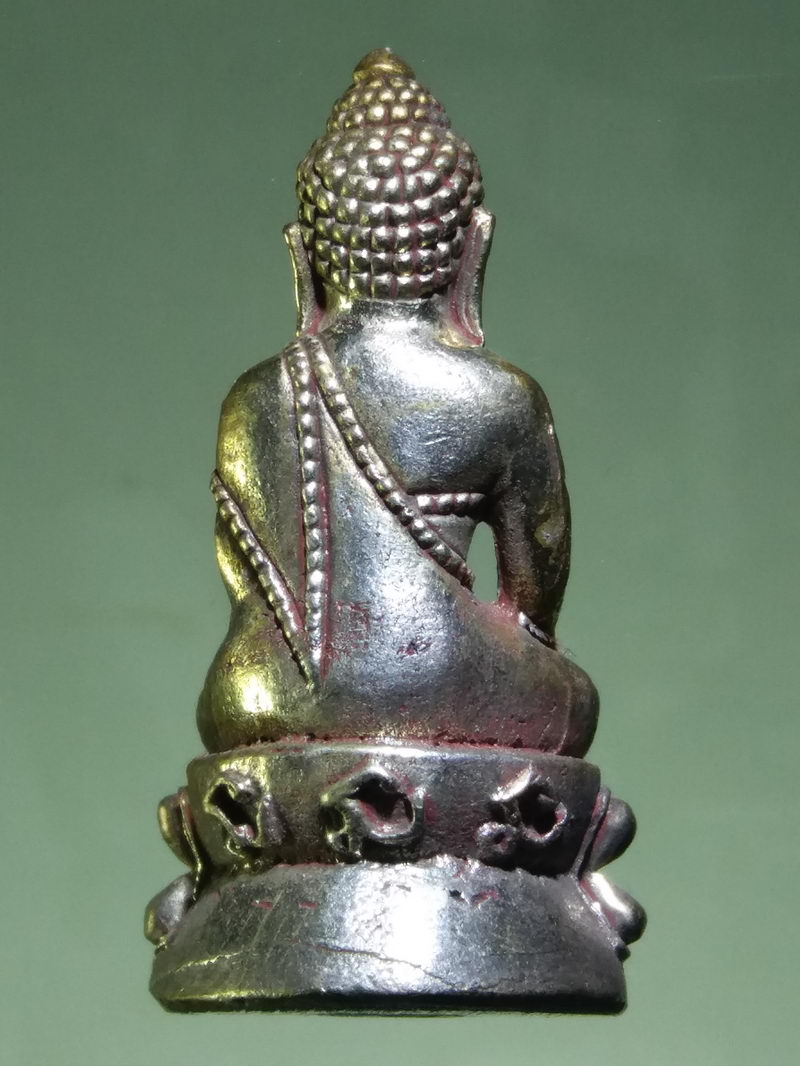 รหัสสินค้า พระมีกล่อง 188 พระกริ่ง หลังตัวนะ พิมพ์กลาง เนื้อโลหะผสม วัดสุทัศน์เทพวราราม กรุงเทพฯ สร้างปี 2536 พระสวยกล่องเดิม กริ่งเขย่าดังกังวาน ดีครับ