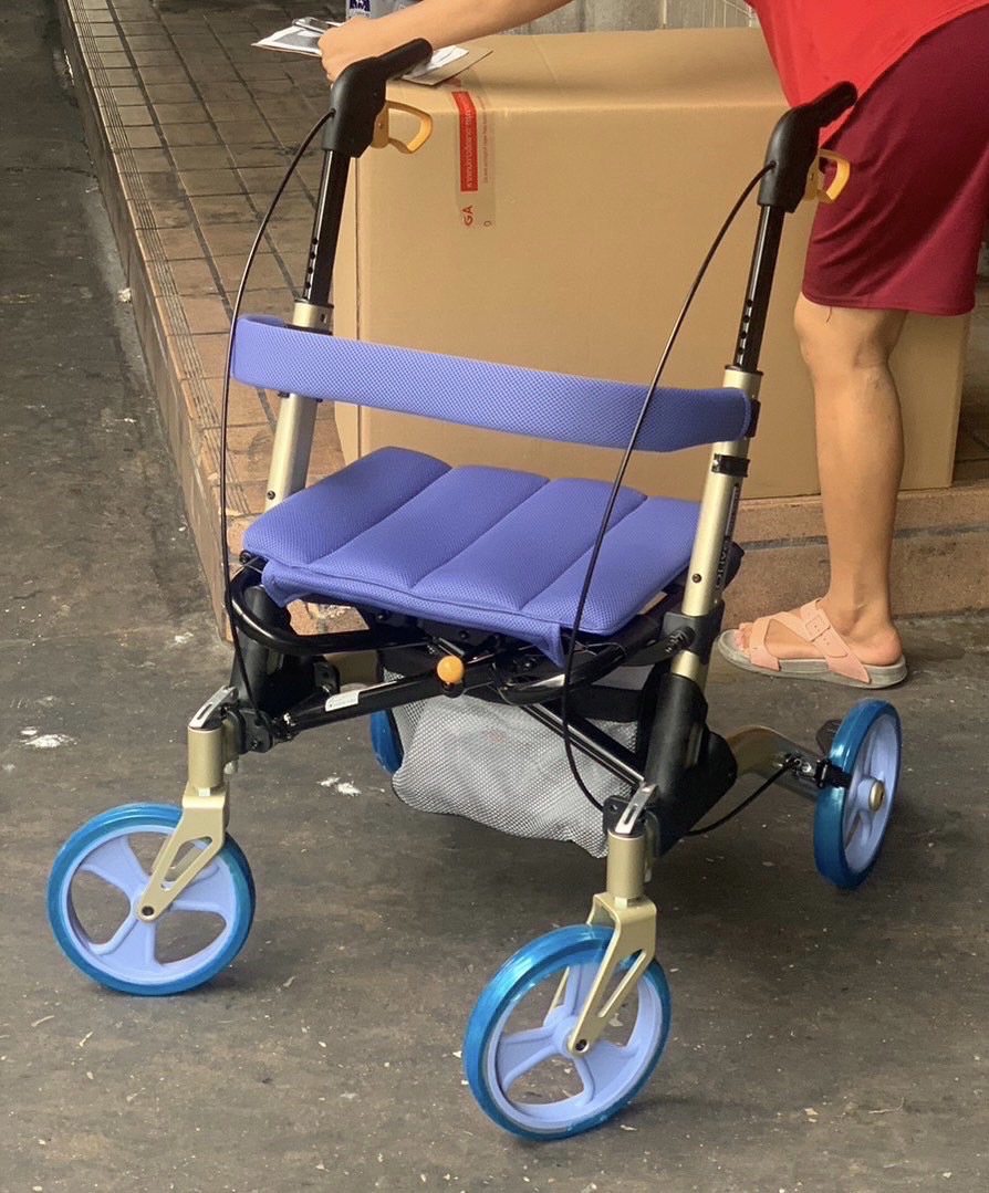 รถเข็นช่วยพยุงเดิน แบรนด์จากประเทศญี่ปุ่น ( 歩行器 ) Matsunaga รุ่น MV100 น้ำหนักเบา พกพาสะดวก นั่งสบาย พับเก็บได้ (Best Seller)