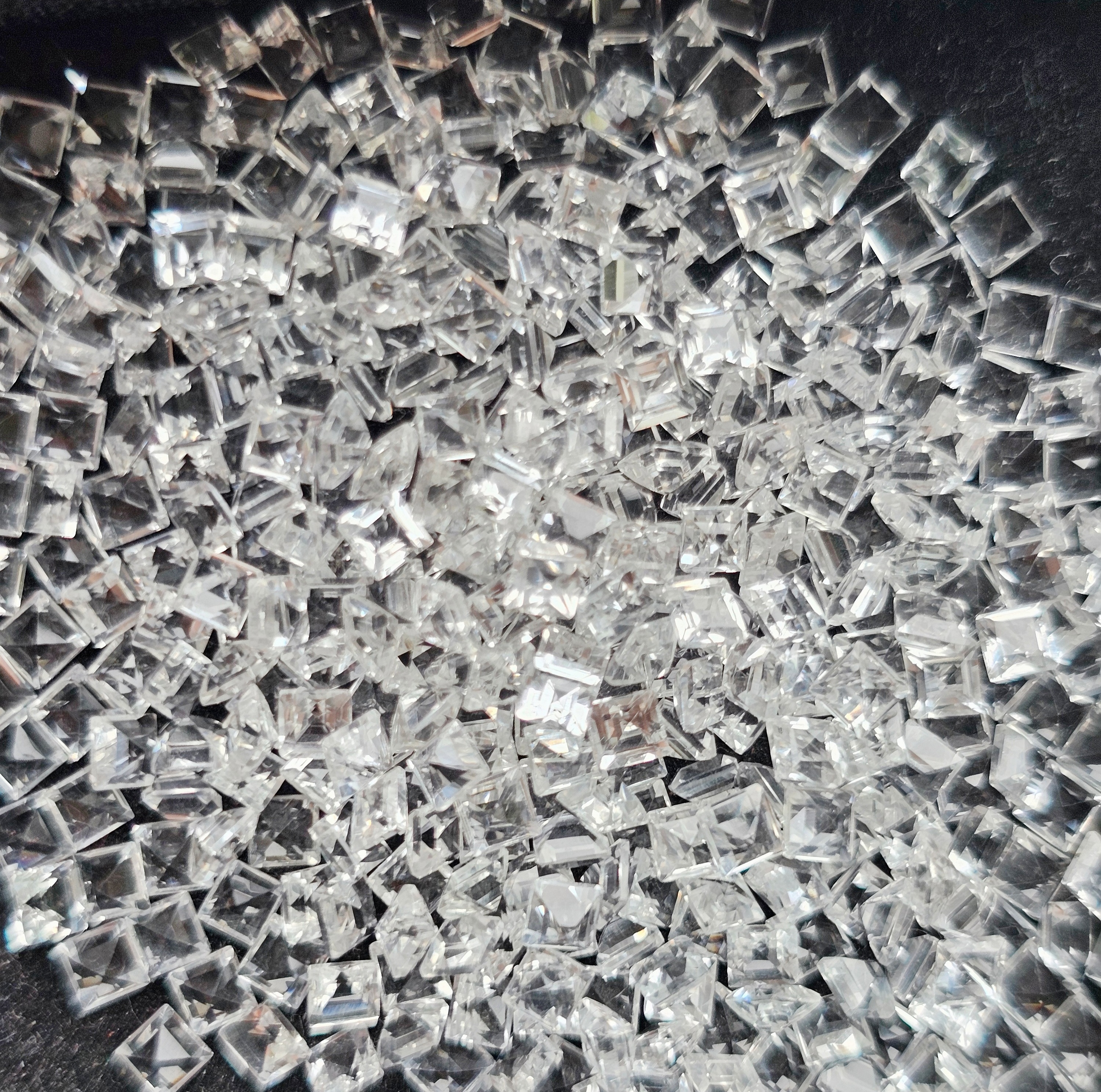 ไวท์โทปาสสี่เหลี่ยม 2.5x2.5mm. 5 กะรัต