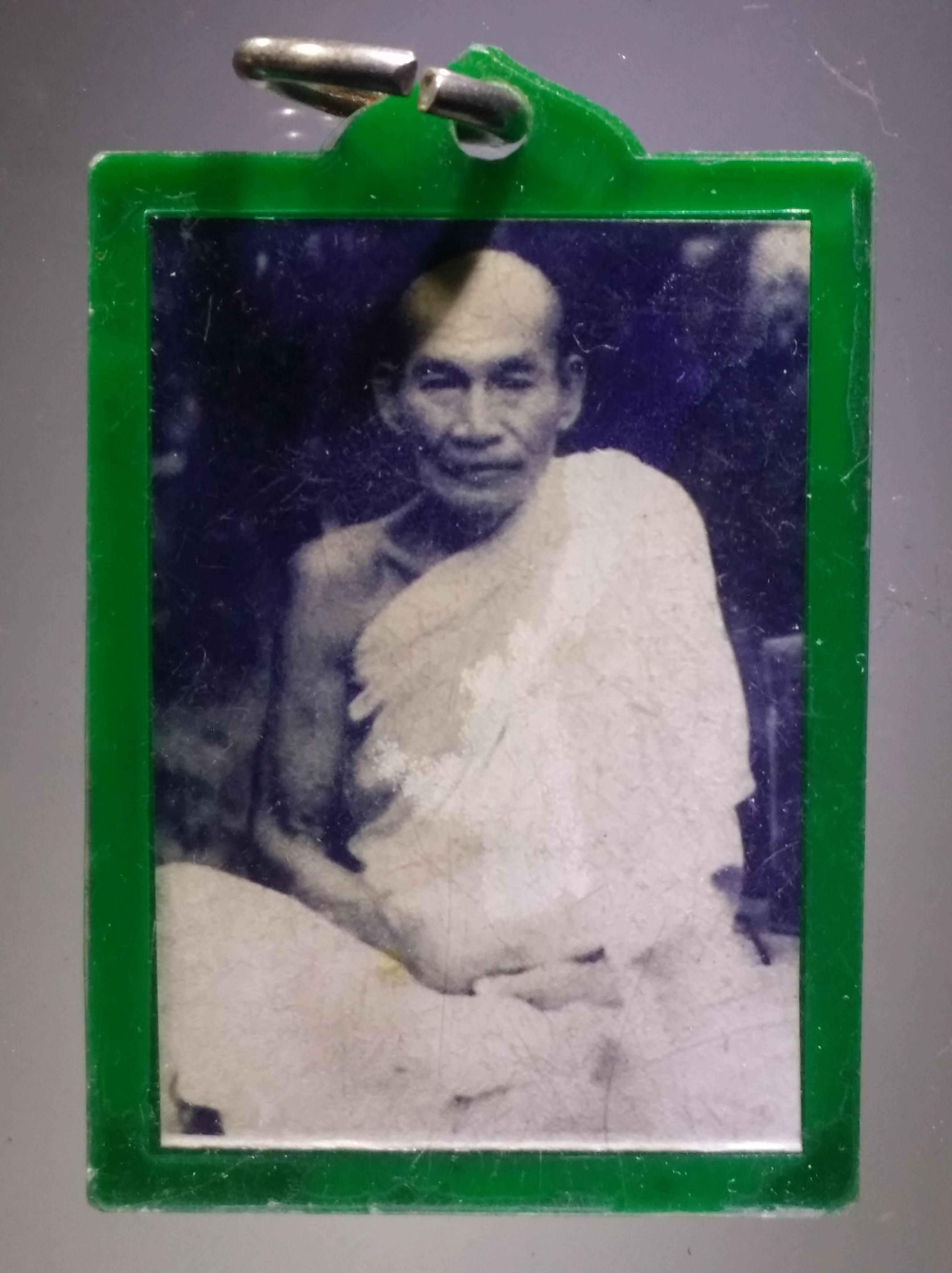 รหัสสินค้า เครื่องราง ล็อกเก็ต ภาพถ่าย 190 ภาพถ่ายหลวงพ่อเคลือบ วัดหนองกระดี่ใน อำเภอทัพทัน จังหวัดอุทัยธานี เจ้าของเดิมบอกว่า สร้างปี 2529 ผมเองก็ไม่มั่นใจเชิญครับไม่แพง