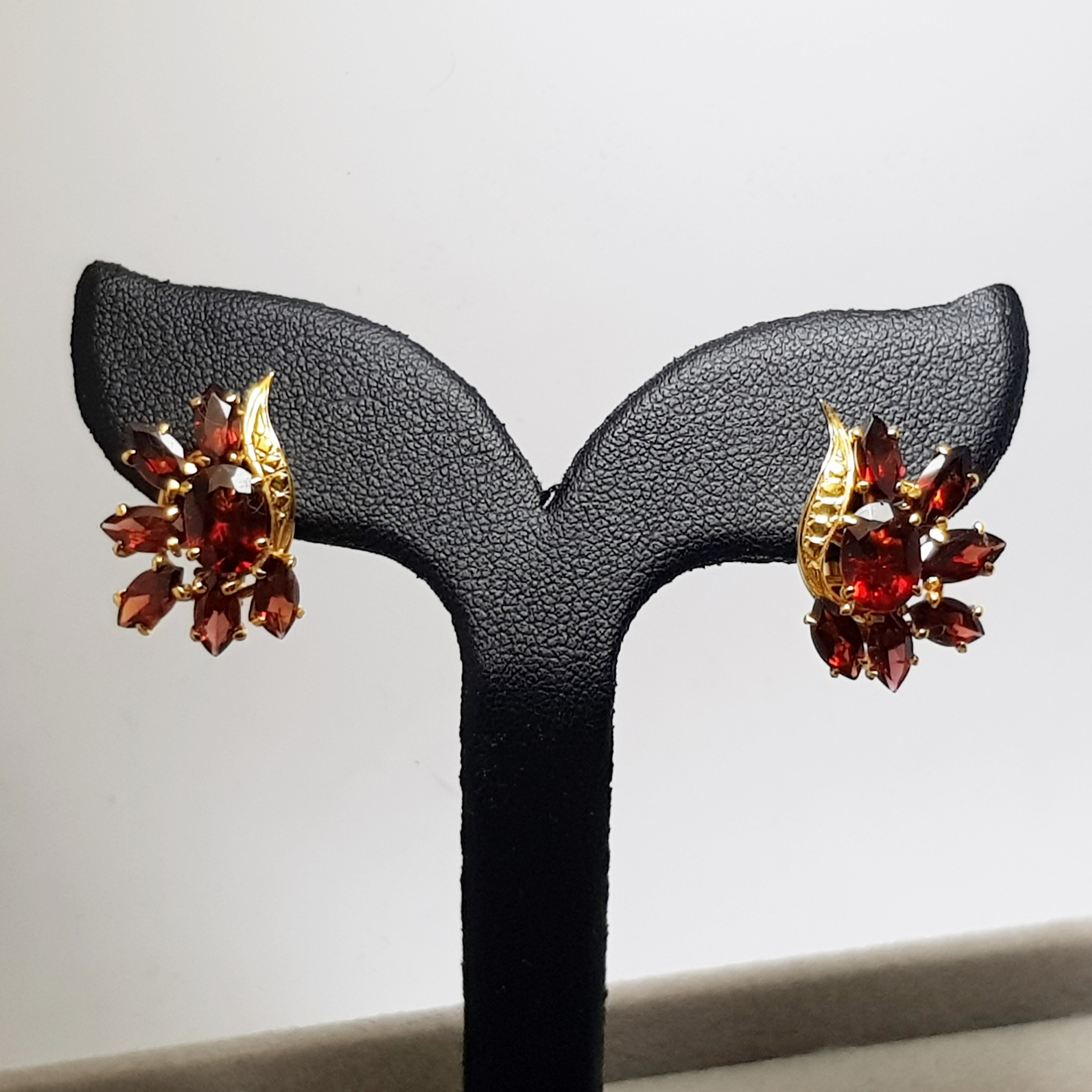 ต่างหูโกเมนลายช่อดอกไม้ **ขายแล้ว**