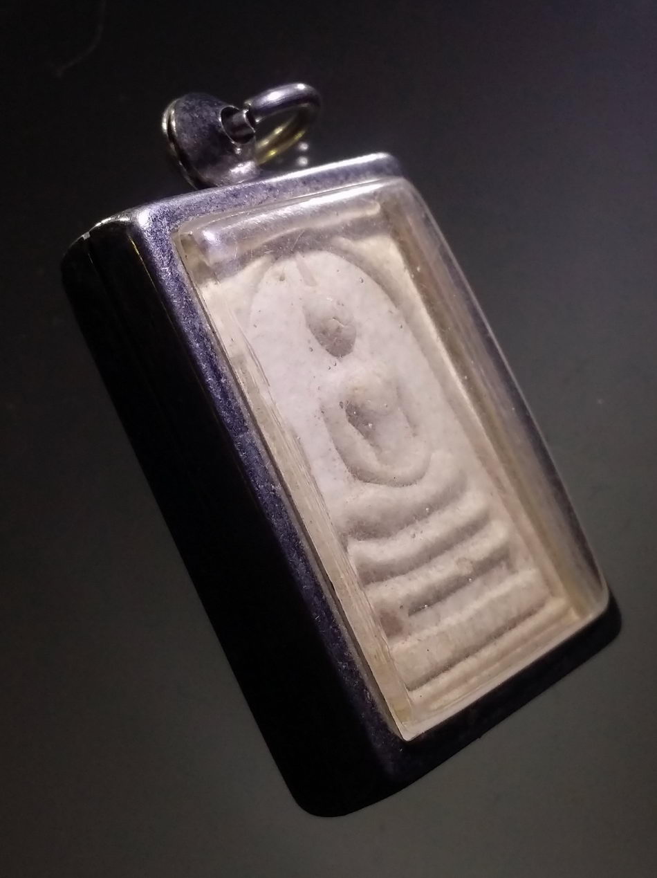 รหัสสินค้า พระสมเด็จ วัดต่างๆ 1133 พระสมเด็จ เนื้อผง หลังรูปเหมือนพระอุปัชฌายะ ปลัดใจ วัดเชิงเลน สร้างปี 2535 มาพร้อมตลับสแตนเลส แขวนบูชา ได้ทันทีเมื่อรับของ