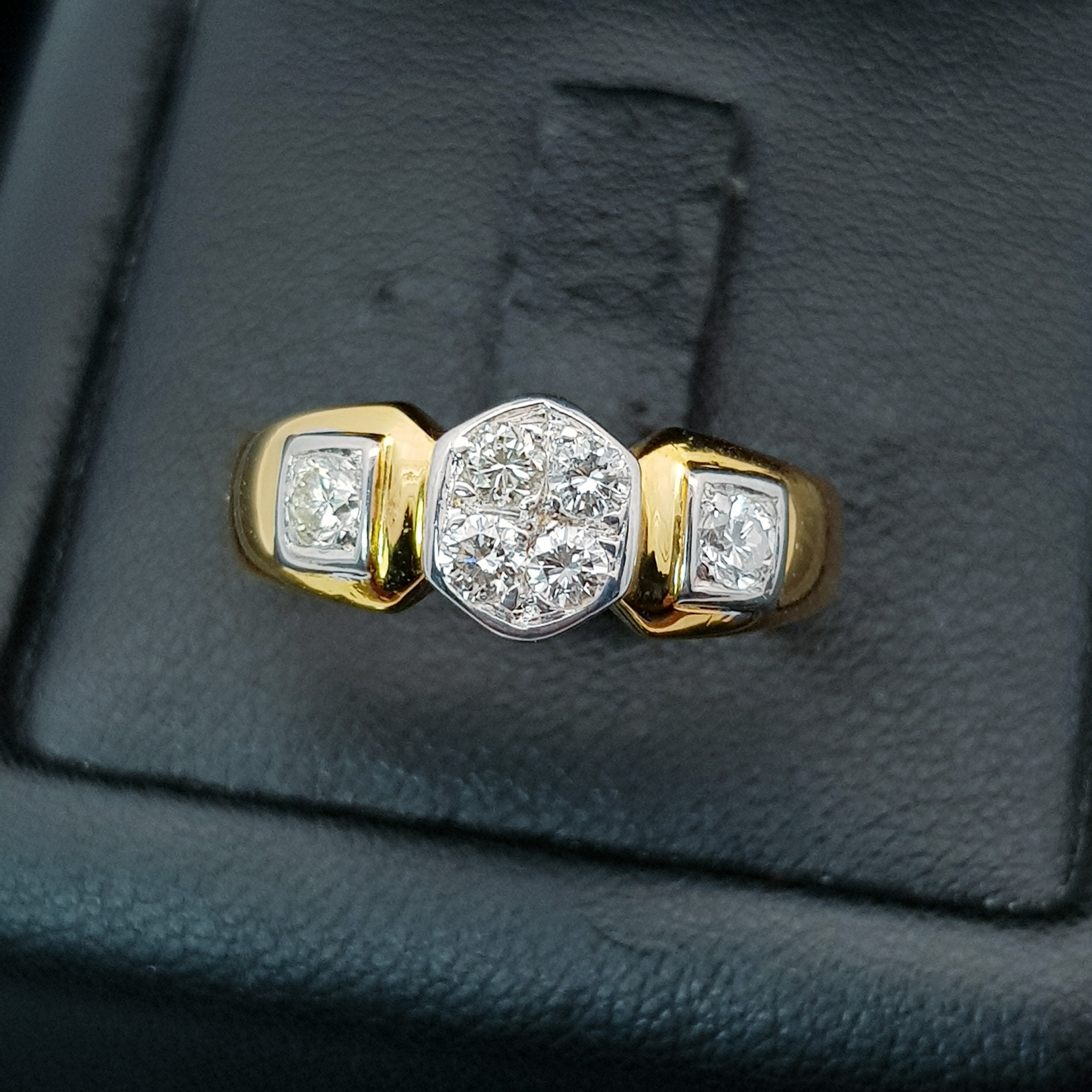 แหวนเพชรกระจุกกลางบ่าเพชร