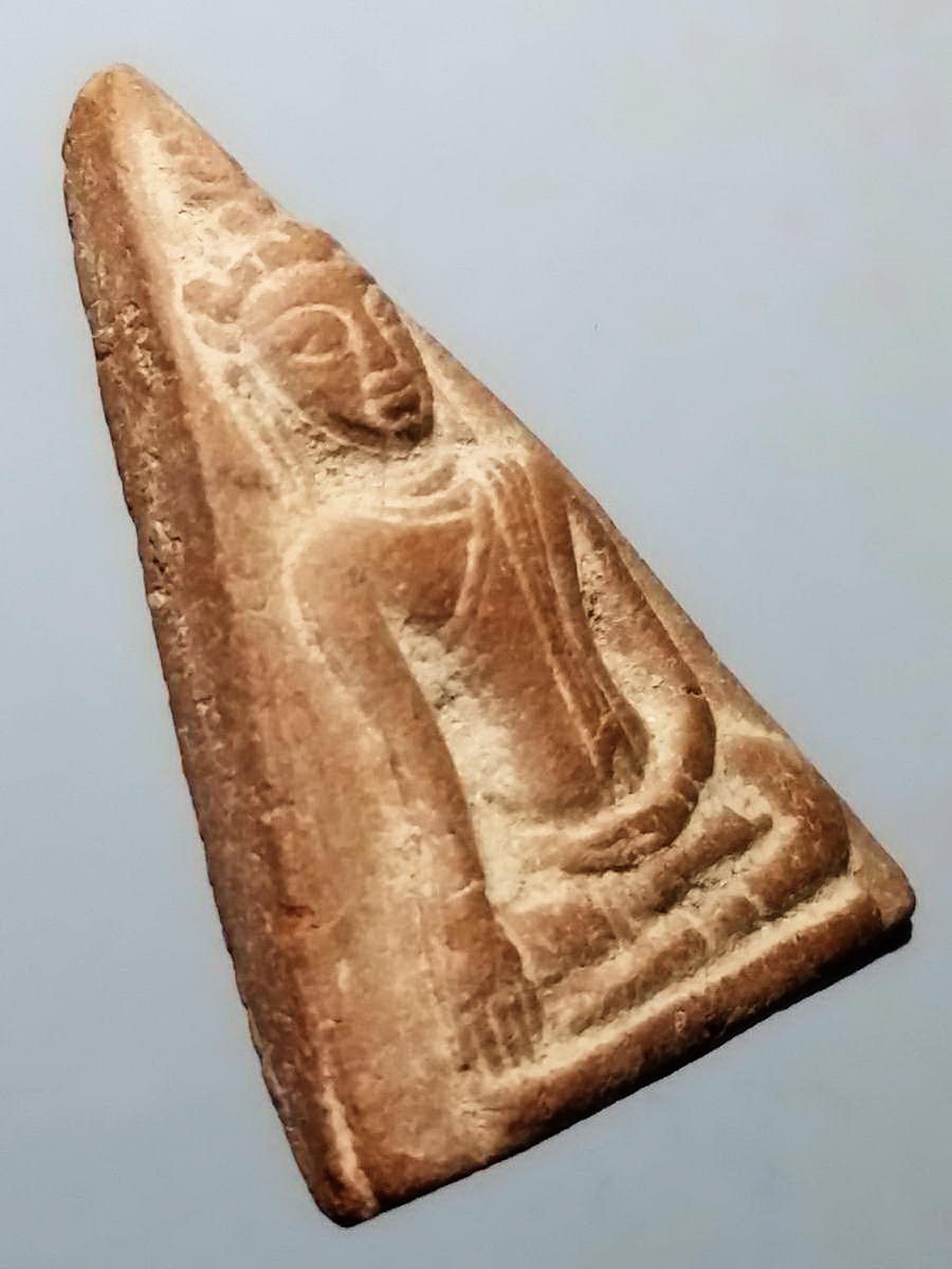 รหัสสินค้า พระไม่ทราบที่ 431 พระนางพญาเนื้อดินเผา พิมพ์สามเหลี่ยม ไม่ทราบที่ พระรายการนี้ให้เช่าบูชาแล้ว