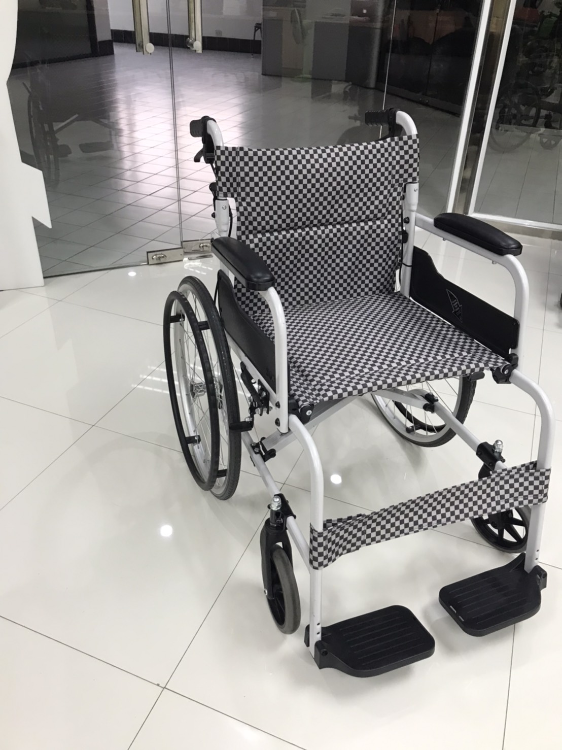 รถเข็นอลูมินัมอัลลอยด์โซม่า รุ่น SOMA 105 (SM-150.5 F22) สีดำ (WheelChair SOMA 150.5 F22 Black) น้ำหนักเบา พกพาสะดวก ของแท้ รับประกันศูนย์ไทย 1 ปี