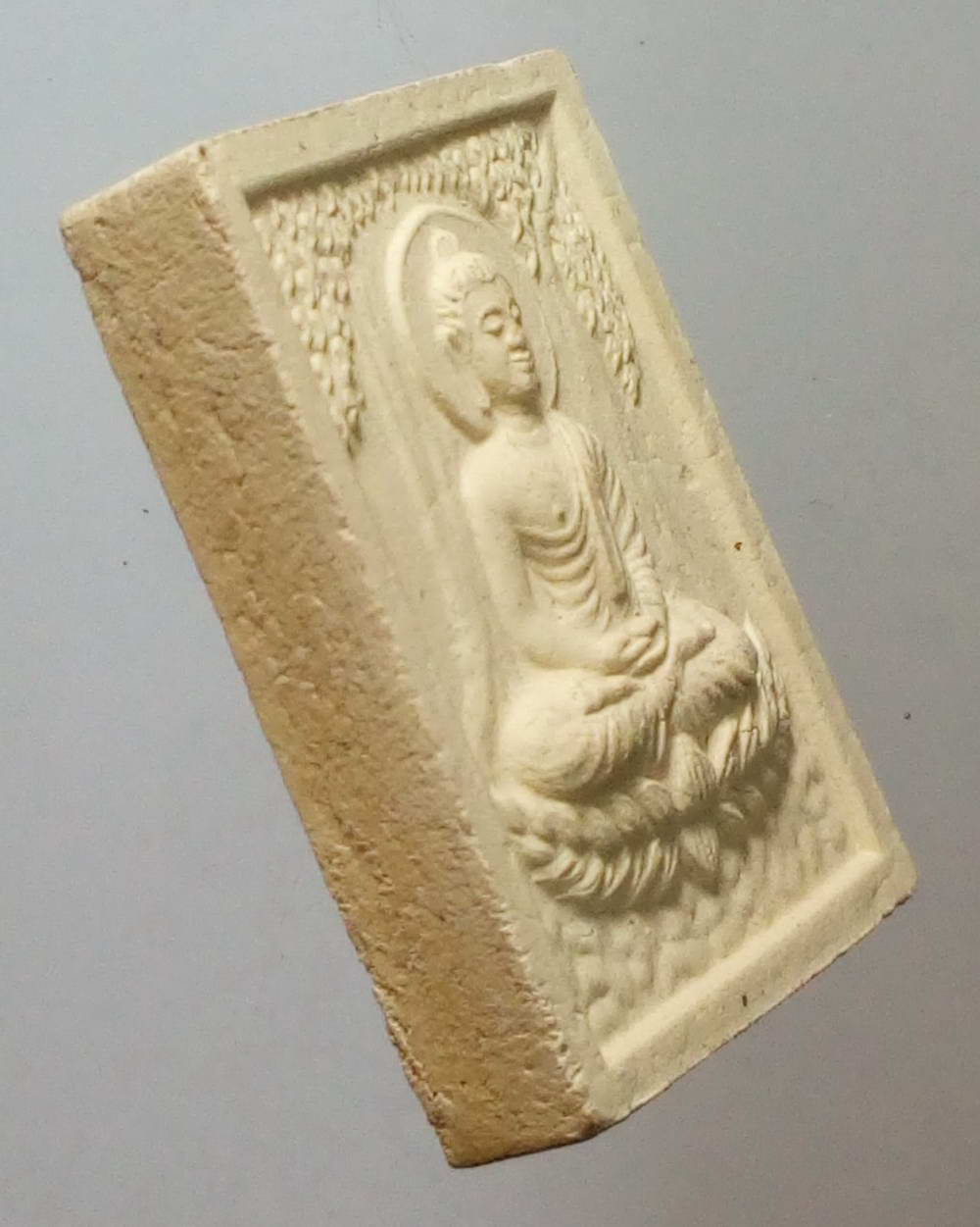 รหัสสินค้า พระไม่ทราบที่ 164 พระพุทธเจ้าเนื้อผงปางตรัสรู้ ใต้ต้นศรีมหาโพธิ์ หลังธรรมจักร ไม่ทราบที่ พระรายการนี้ให้เช่าบูชาแล้ว