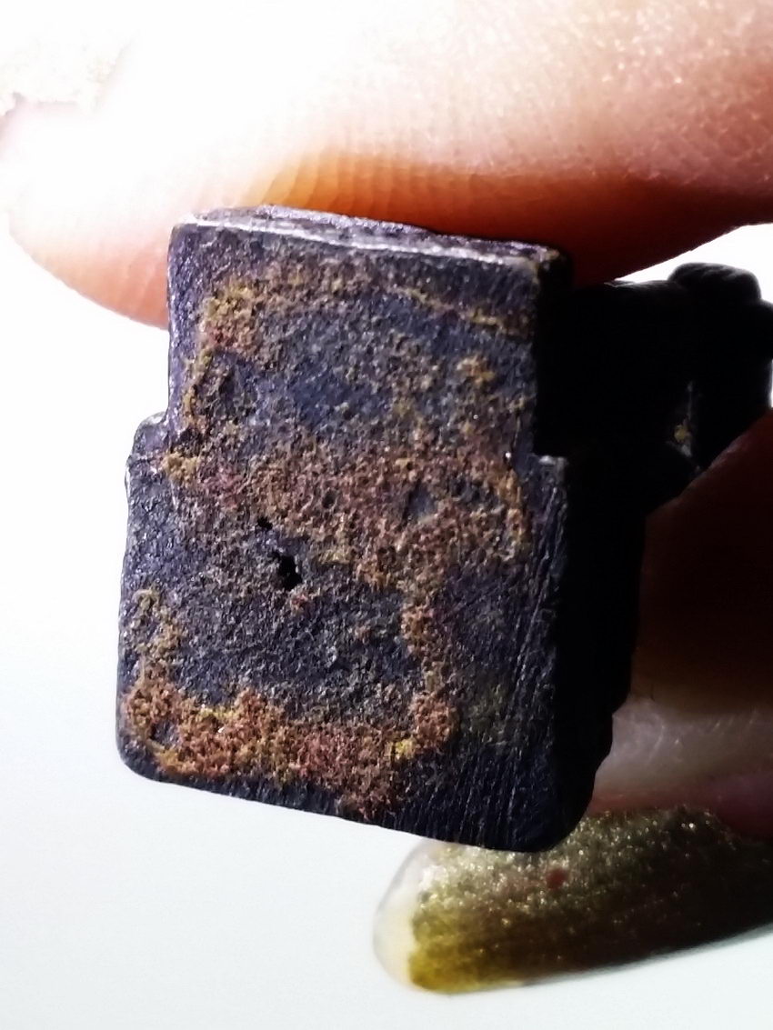 Antig LSD 391 รูปหล่อเนื้อทองเหลืองรมดำ สมเด็จพระนเรศวรมหาราช ทรงหลั่งน้ำสิโนทก ไม่ทราบปีที่สร้าง เนื้อหาเก่า ดูมีอายุ