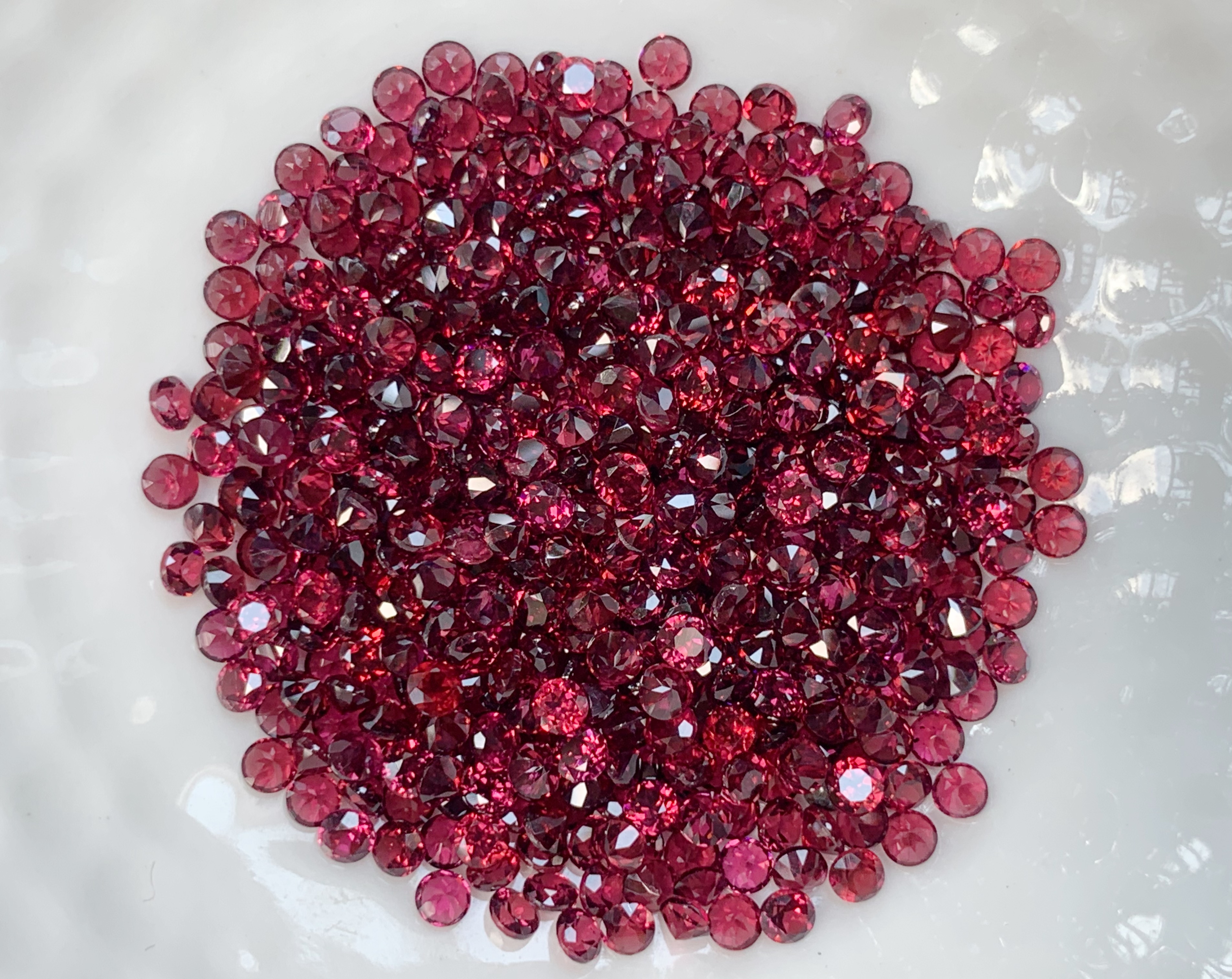 โรโดไลท์กลม 2.2 มม. 5 กะรัต