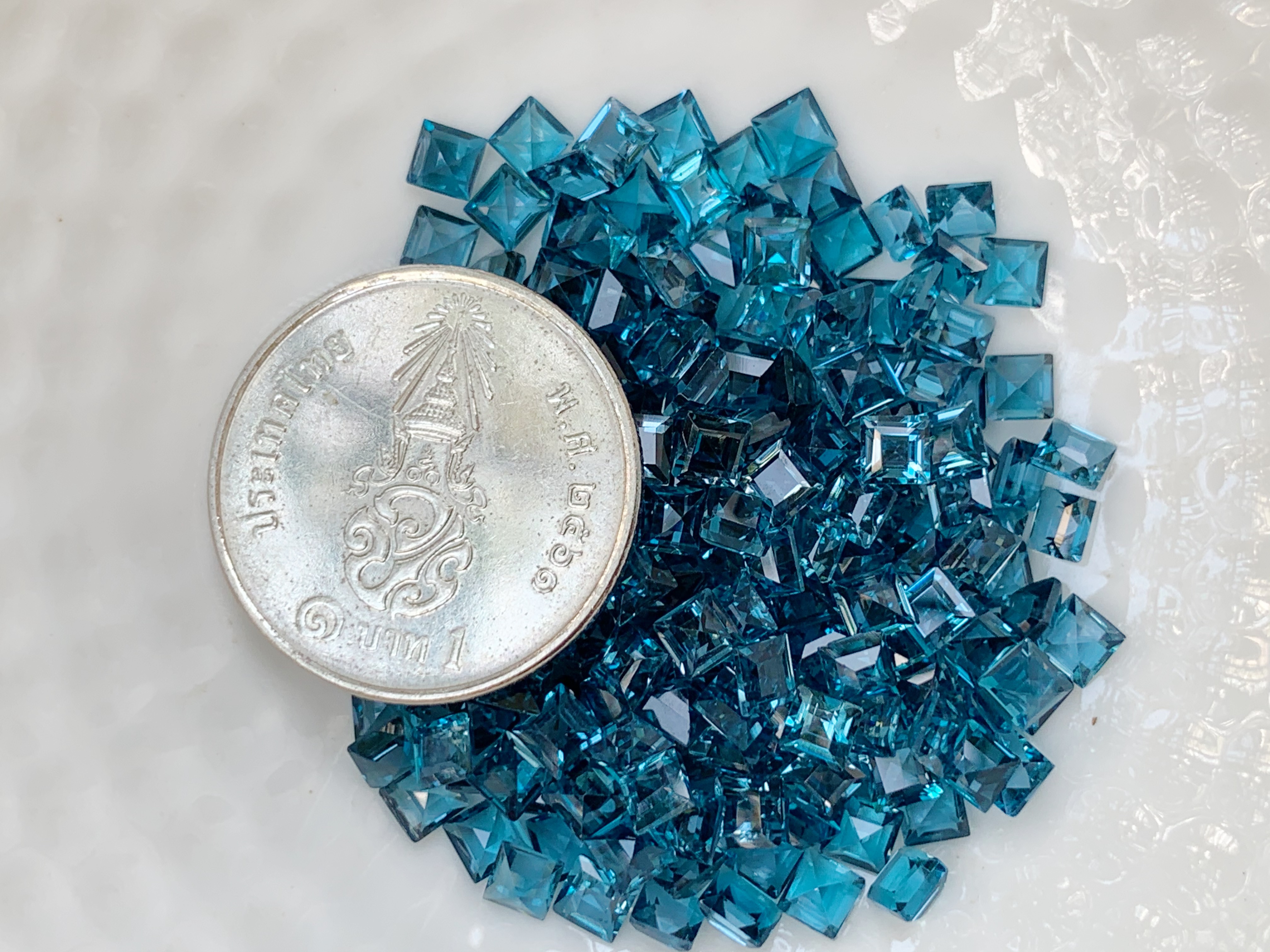 ลอนดอนบลูโทปาสสี่เหลี่ยม 3x3 mm. 5 กะรัต