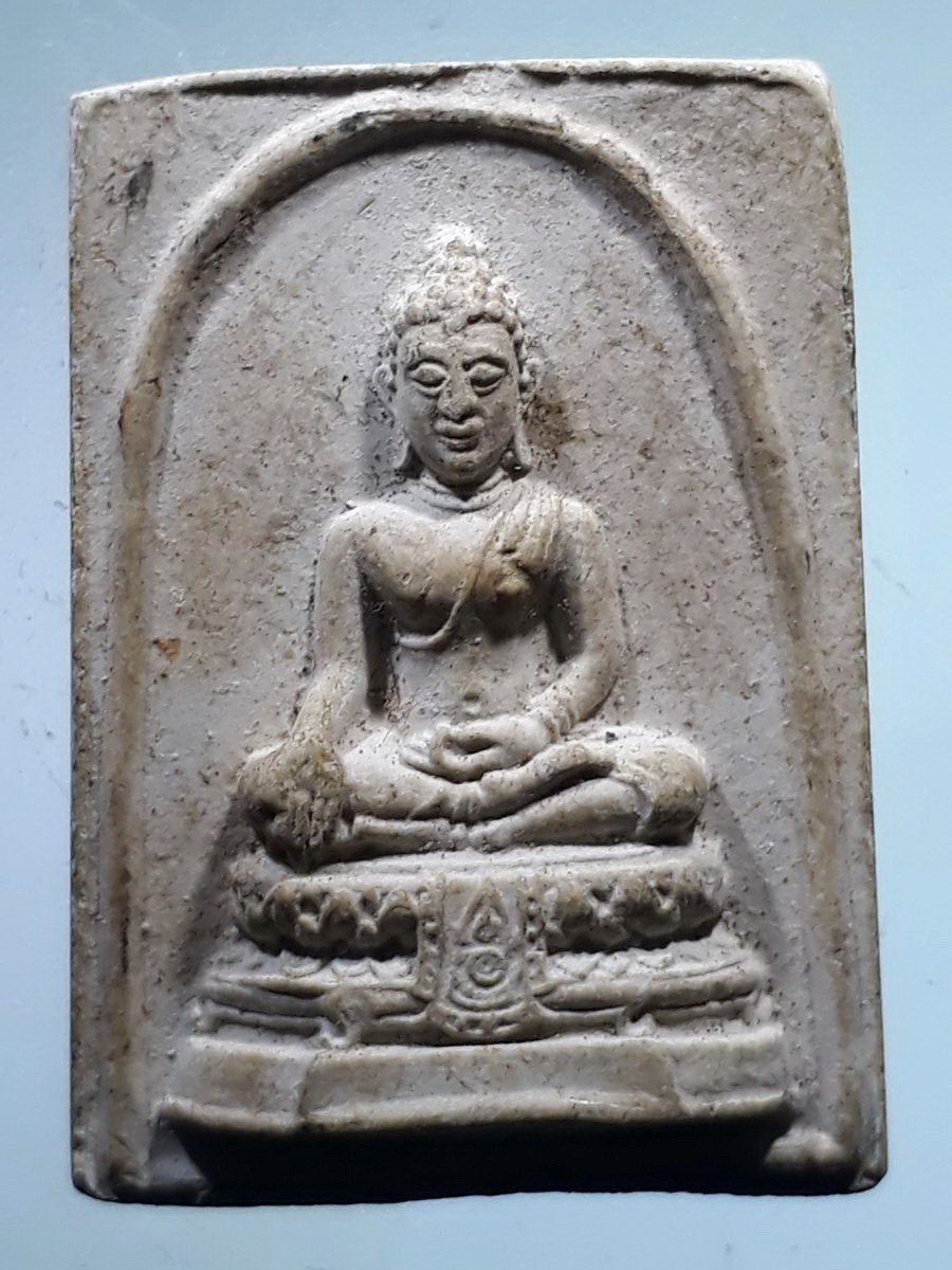 รหัสสินค้า พระเนื้อดิน เนื้อผง เนื้อว่าน 9252 พระพุทธเนื้อผง สำนักปฏิบัติธรรม หลวงปู่บุดดา ถาวโร วัดกลางชูศรีเจริญสุข จังหวัดสิงห์บุรี สร้างปี 2539