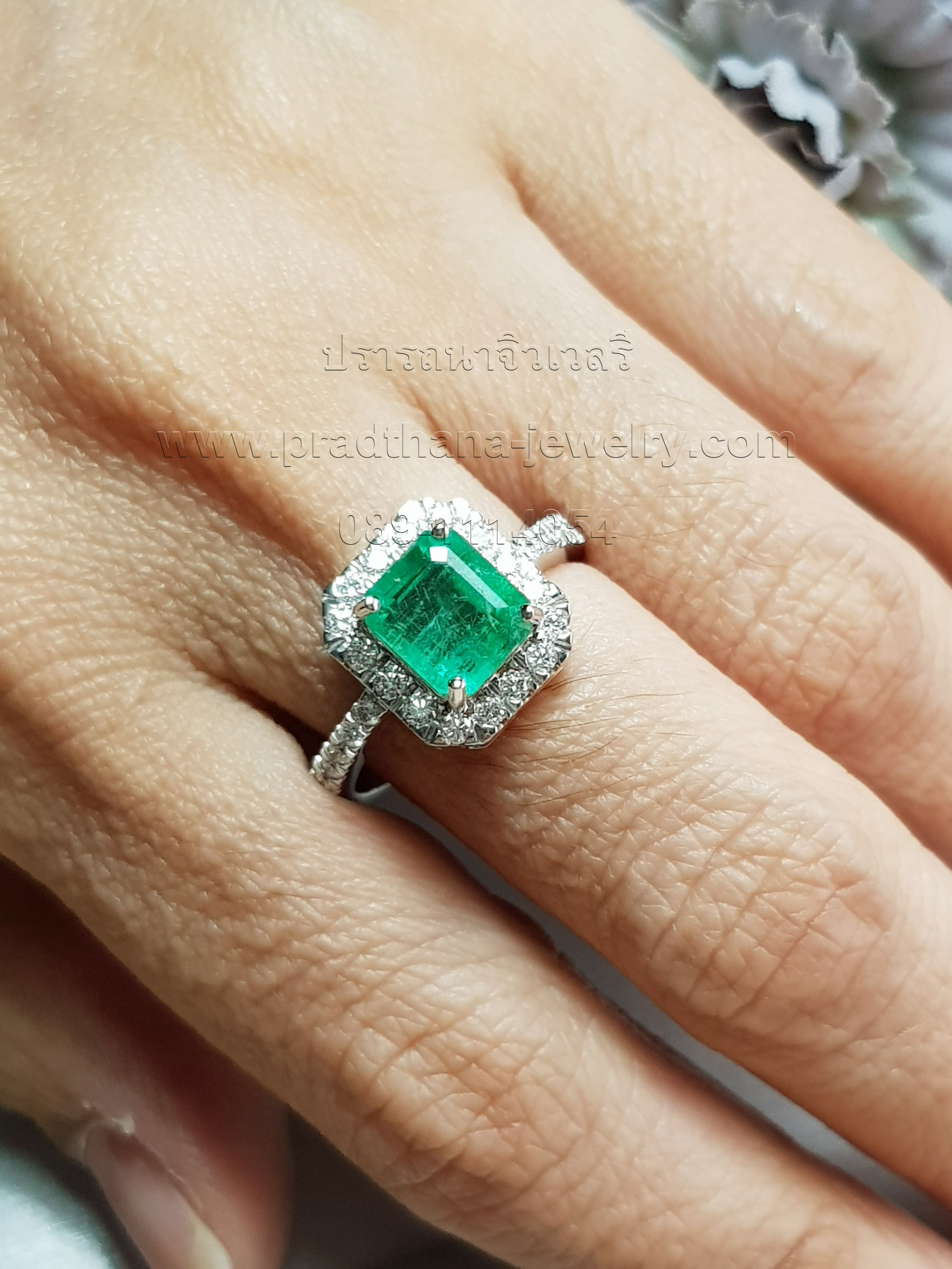 แหวนมรกตประดับเพชร