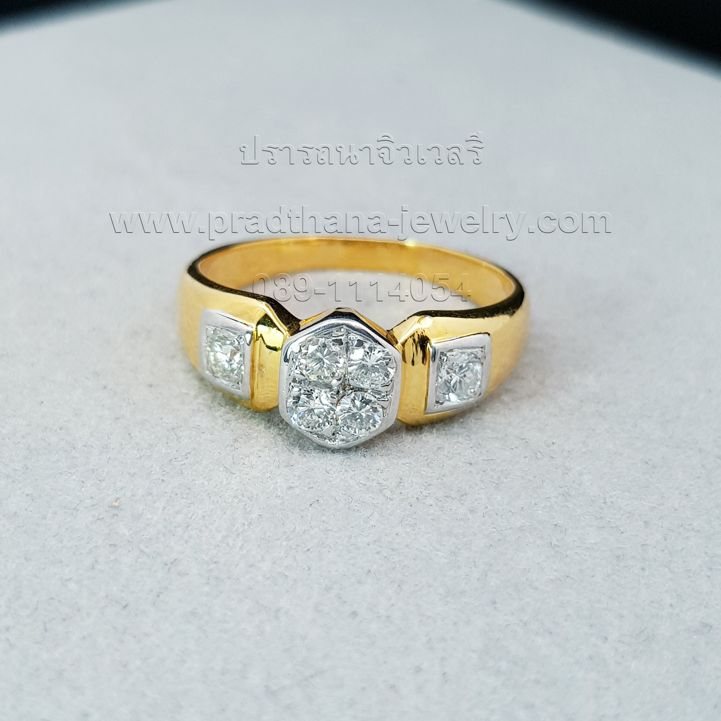 แหวนเพชรกระจุกกลางบ่าเพชร