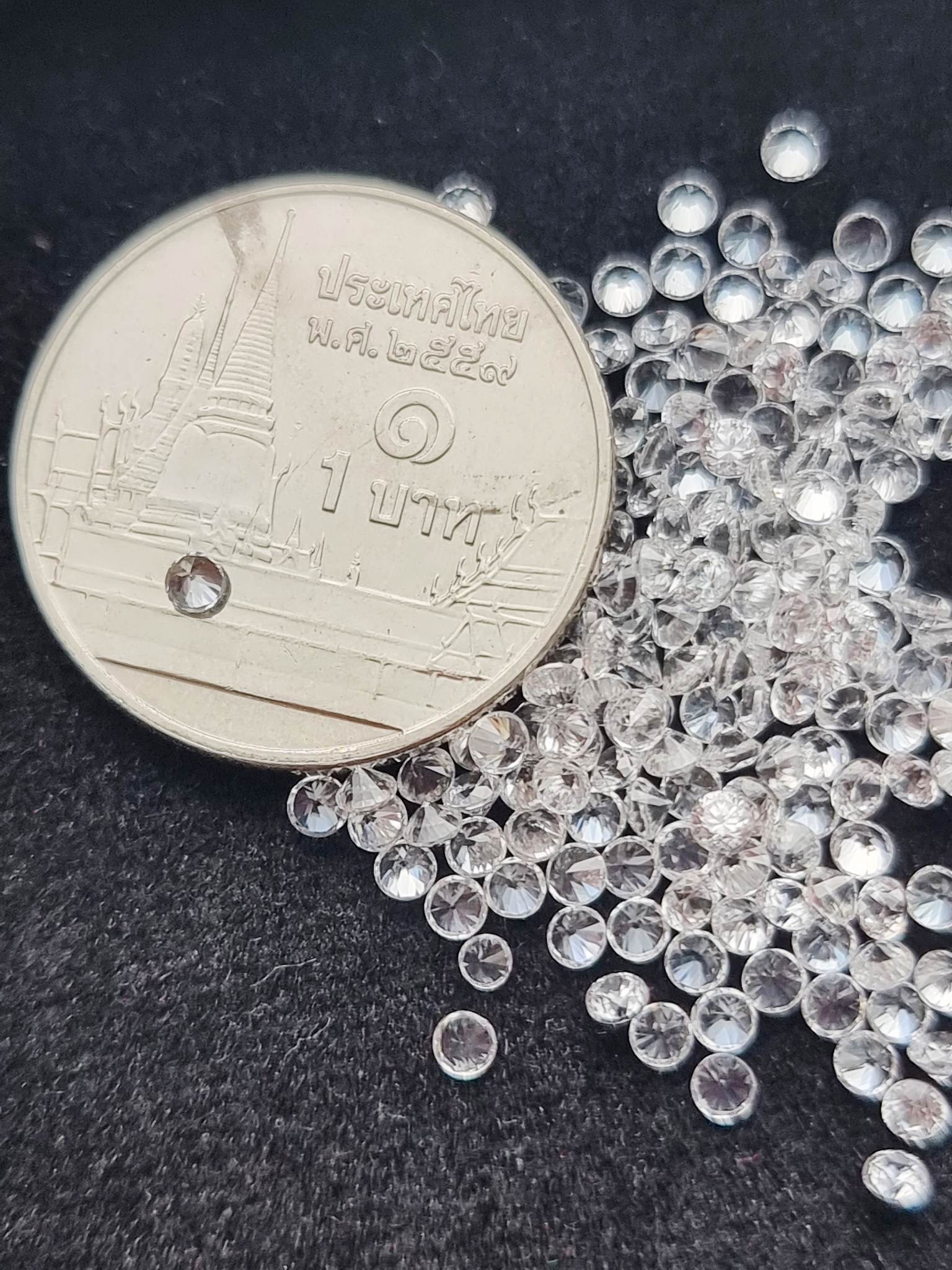 เพทายขาวกลมเจียรเหลี่ยม Size 2.0 มม. 1 กะรัต