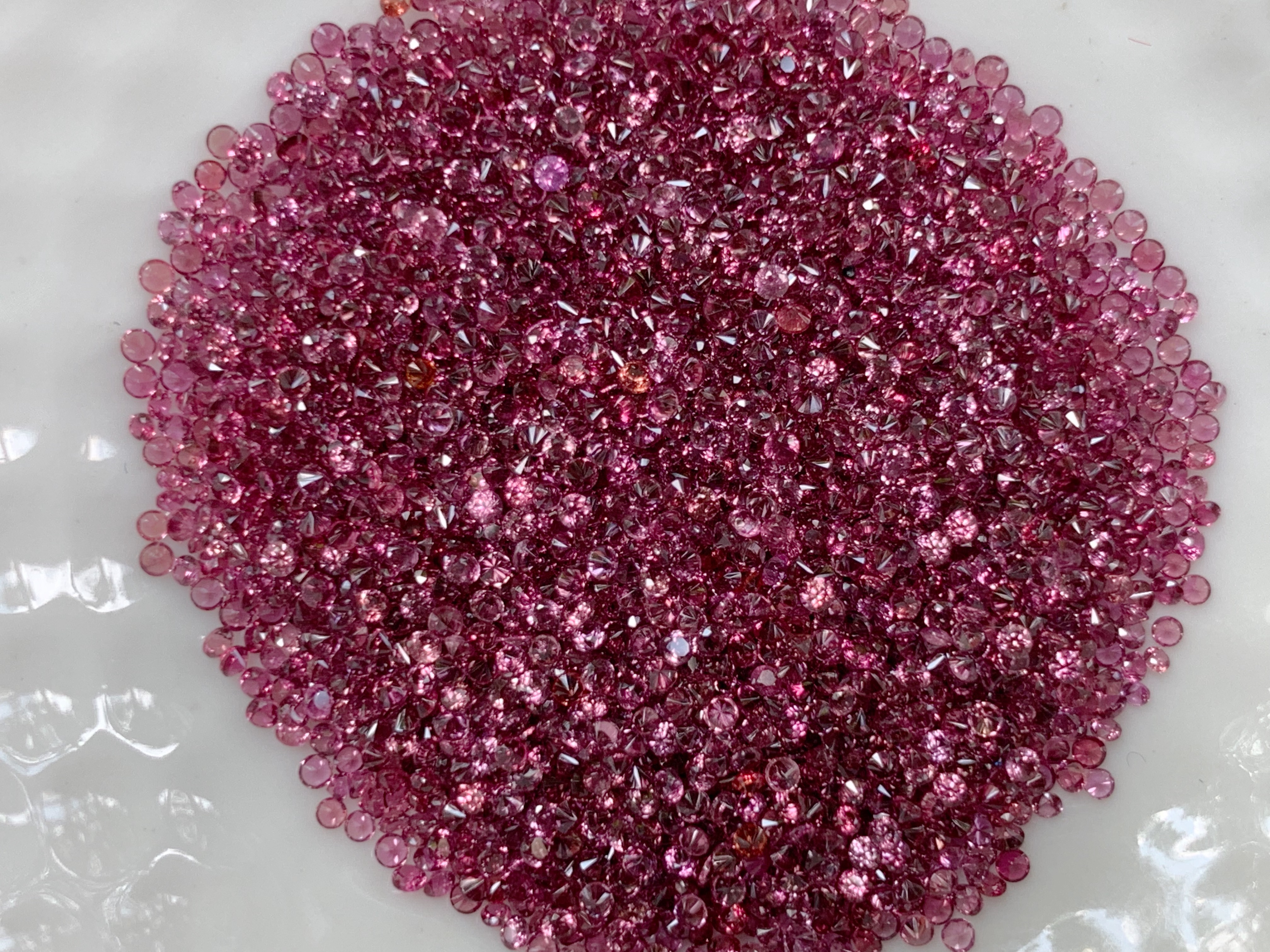 Red-Pink sapphire 1.0-1.1 mm. 1 กะรัต