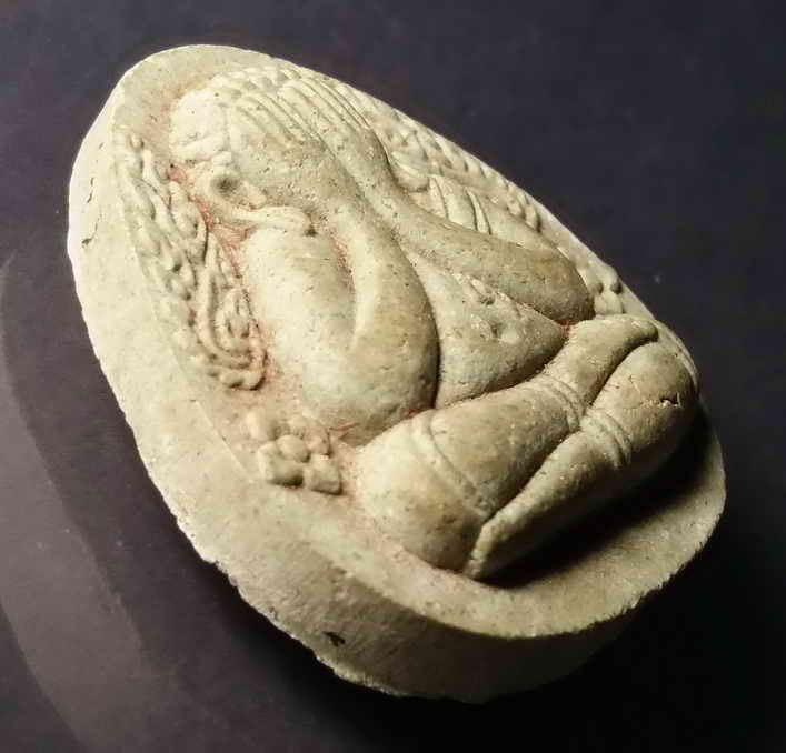 รหัสสินค้า ปัตตานี 010 พระปิดตาเนื้อผง หลวงปู่ทวด วัดช้างให้ จังหวัดปัตตานี สร้างปี 2538 ที่ระลึกเฉลิมพระเกียรติครองราช 50 พรรษา พระรายการนี้ให้เช่าบูชาแล้ว