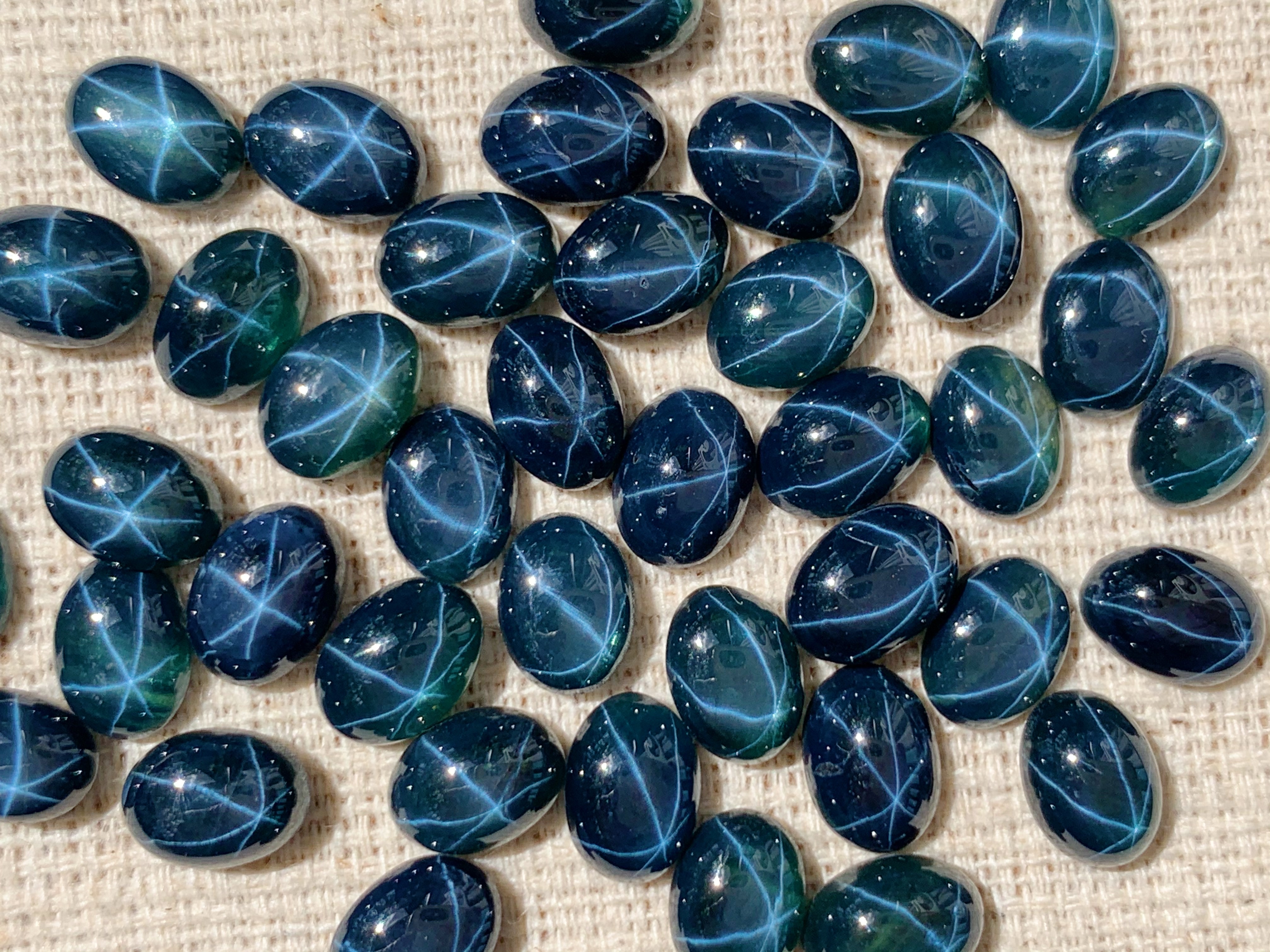 ไพลินสตาร์ไข่หลังเบี้ย 7x5 mm. 1 กะรัต