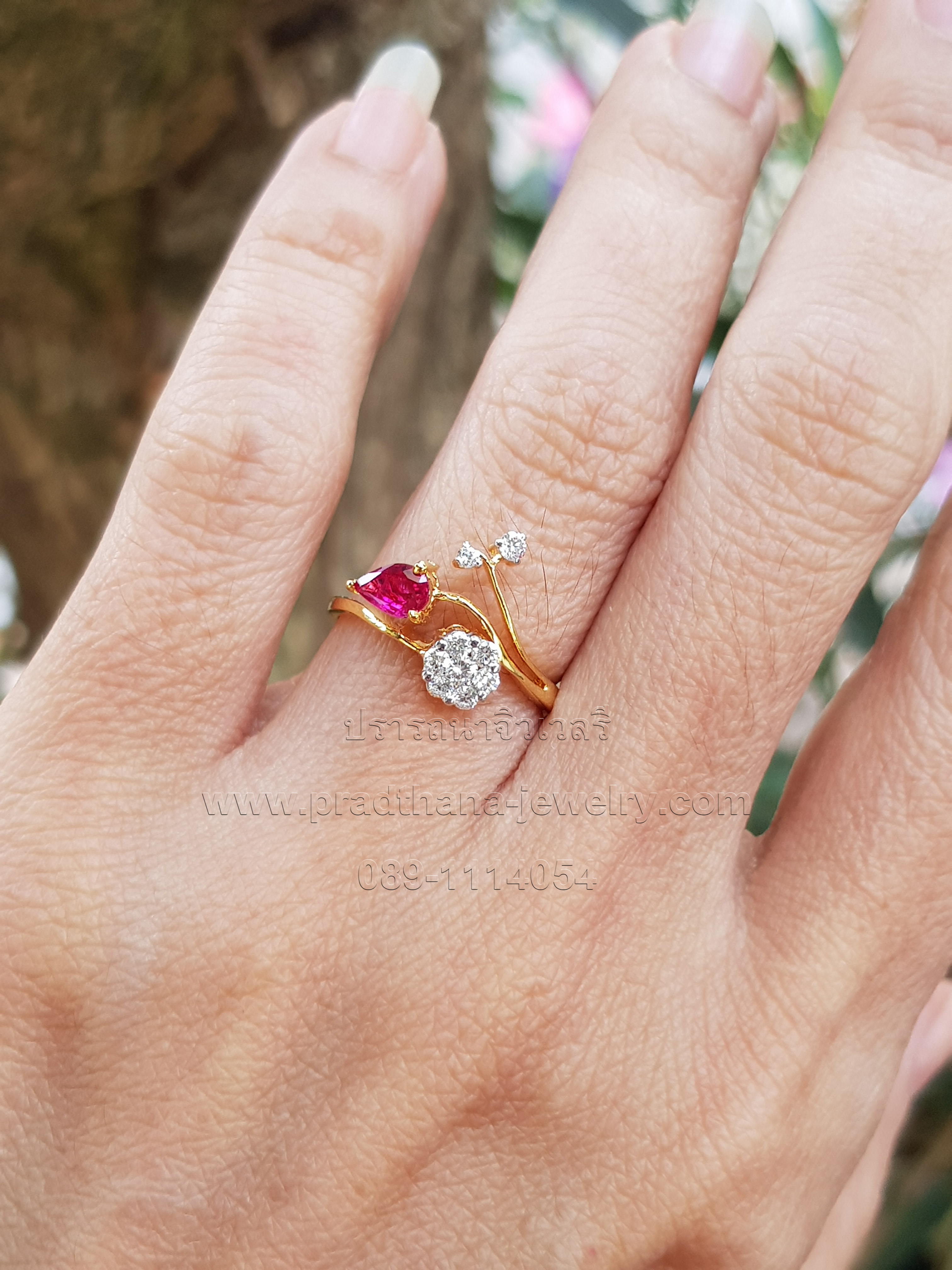 แหวนดอกไม้ก้านพลิ้วทับทิมเพชร **จองแล้ว**